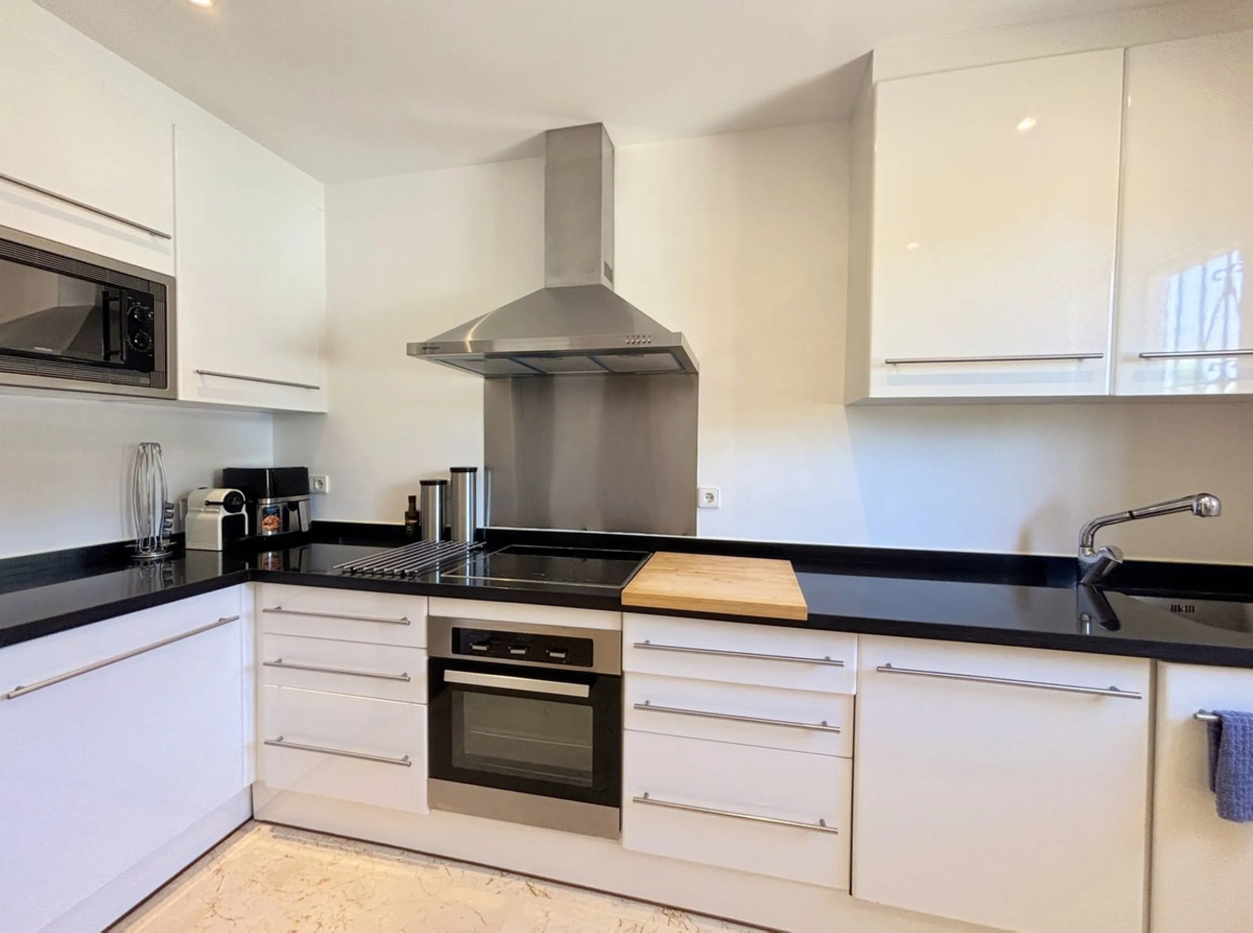 CHARMING TOWNHOUSE WITH TERRACE, PRIVATE GARAGE, AND SOUTH-FACING ORIENTATION