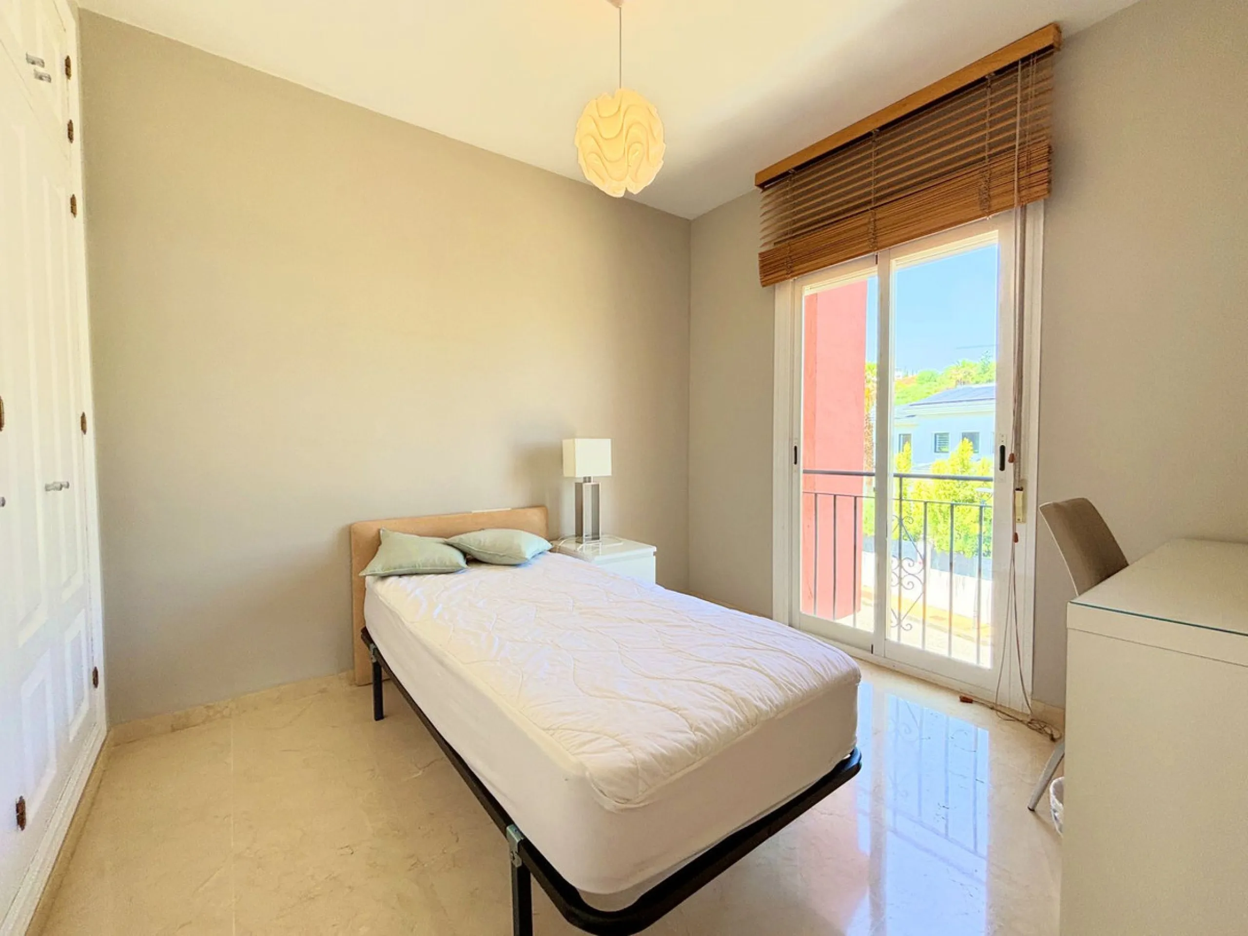 CHARMING TOWNHOUSE WITH TERRACE, PRIVATE GARAGE, AND SOUTH-FACING ORIENTATION