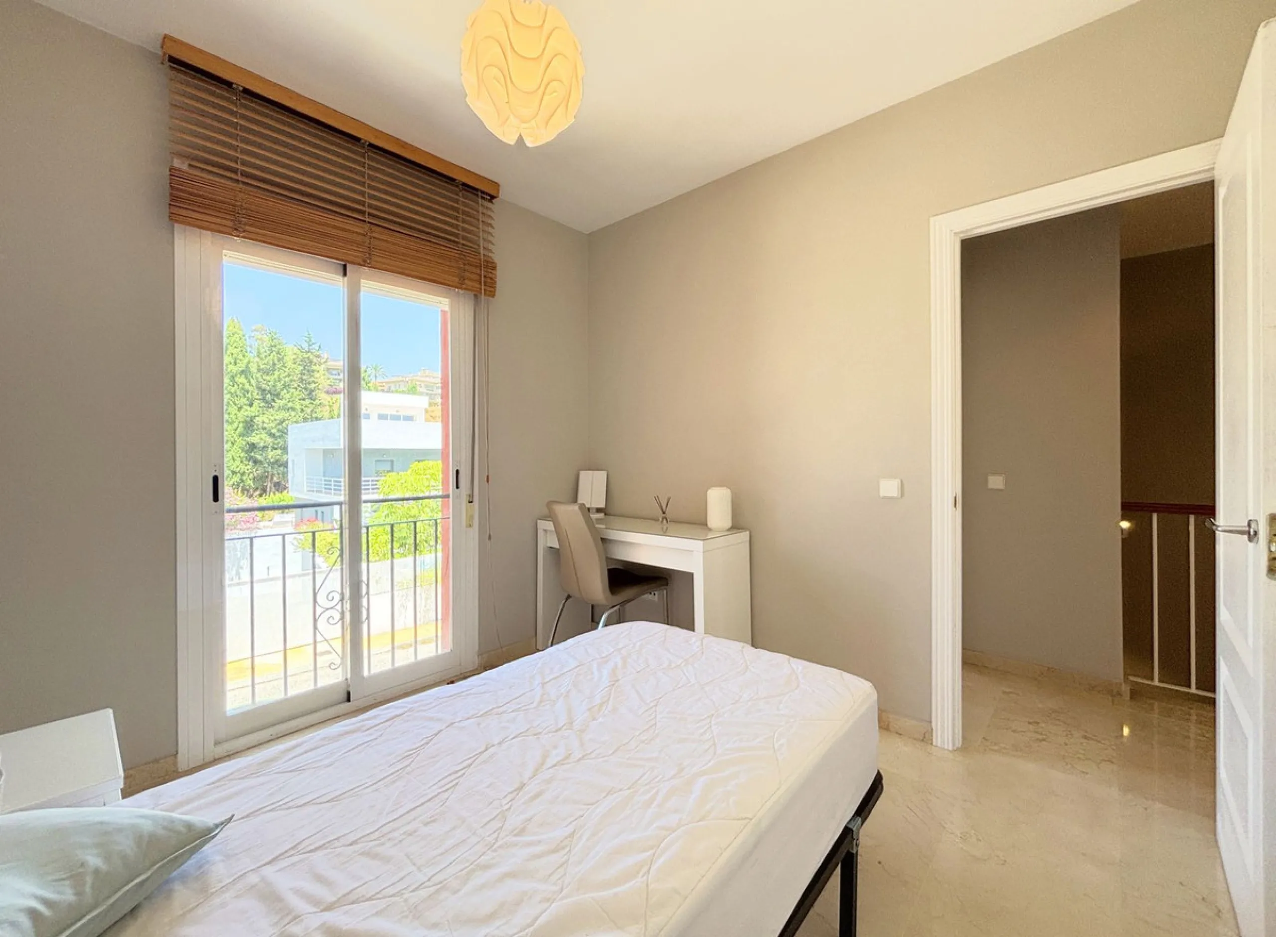 CHARMING TOWNHOUSE WITH TERRACE, PRIVATE GARAGE, AND SOUTH-FACING ORIENTATION