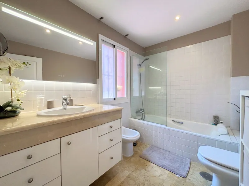 CHARMING TOWNHOUSE WITH TERRACE, PRIVATE GARAGE, AND SOUTH-FACING ORIENTATION