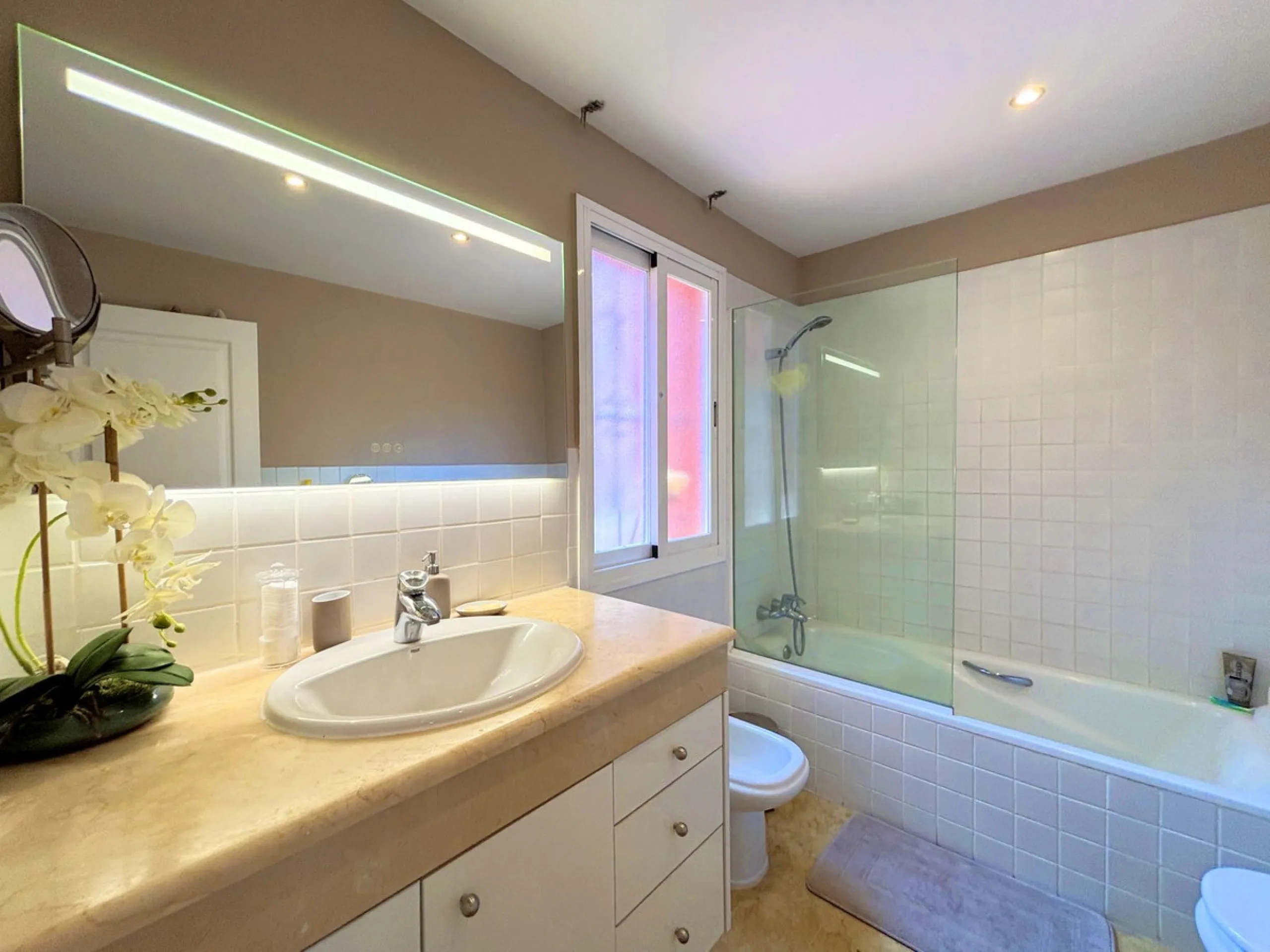 CHARMING TOWNHOUSE WITH TERRACE, PRIVATE GARAGE, AND SOUTH-FACING ORIENTATION