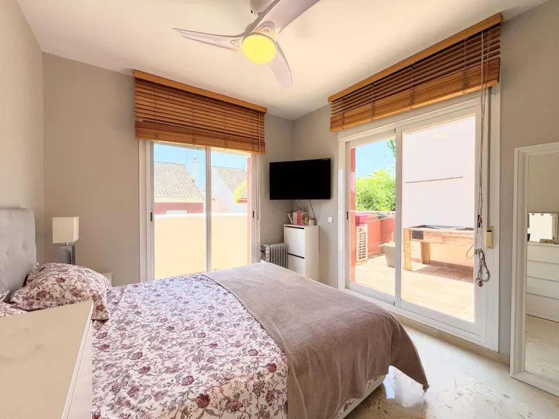 CHARMING TOWNHOUSE WITH TERRACE, PRIVATE GARAGE, AND SOUTH-FACING ORIENTATION
