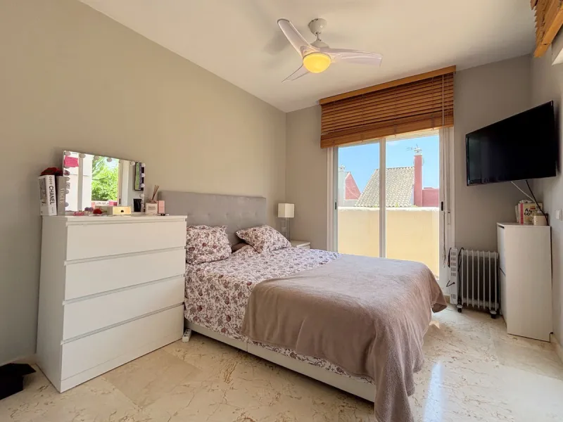 CHARMING TOWNHOUSE WITH TERRACE, PRIVATE GARAGE, AND SOUTH-FACING ORIENTATION