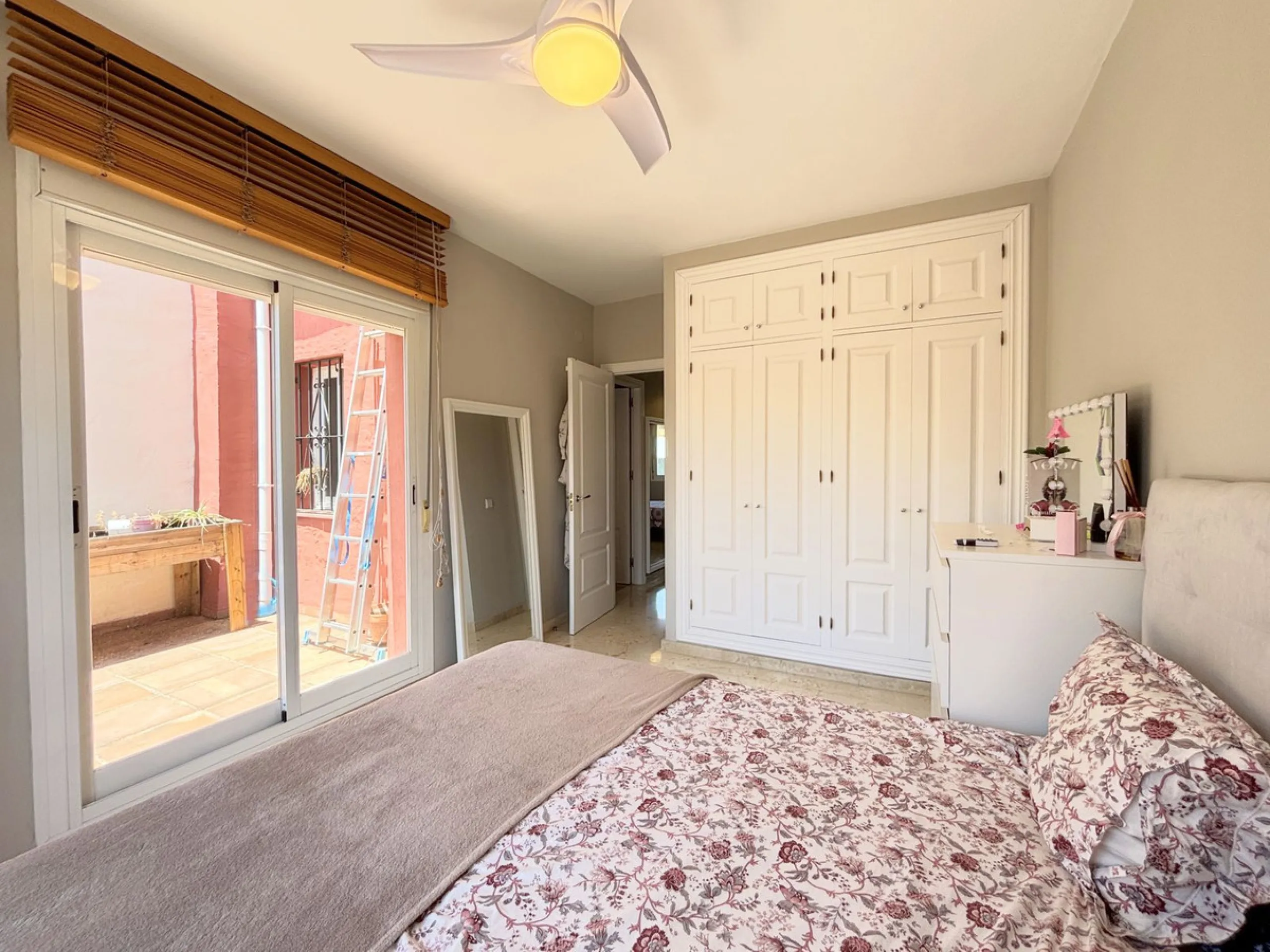 CHARMING TOWNHOUSE WITH TERRACE, PRIVATE GARAGE, AND SOUTH-FACING ORIENTATION