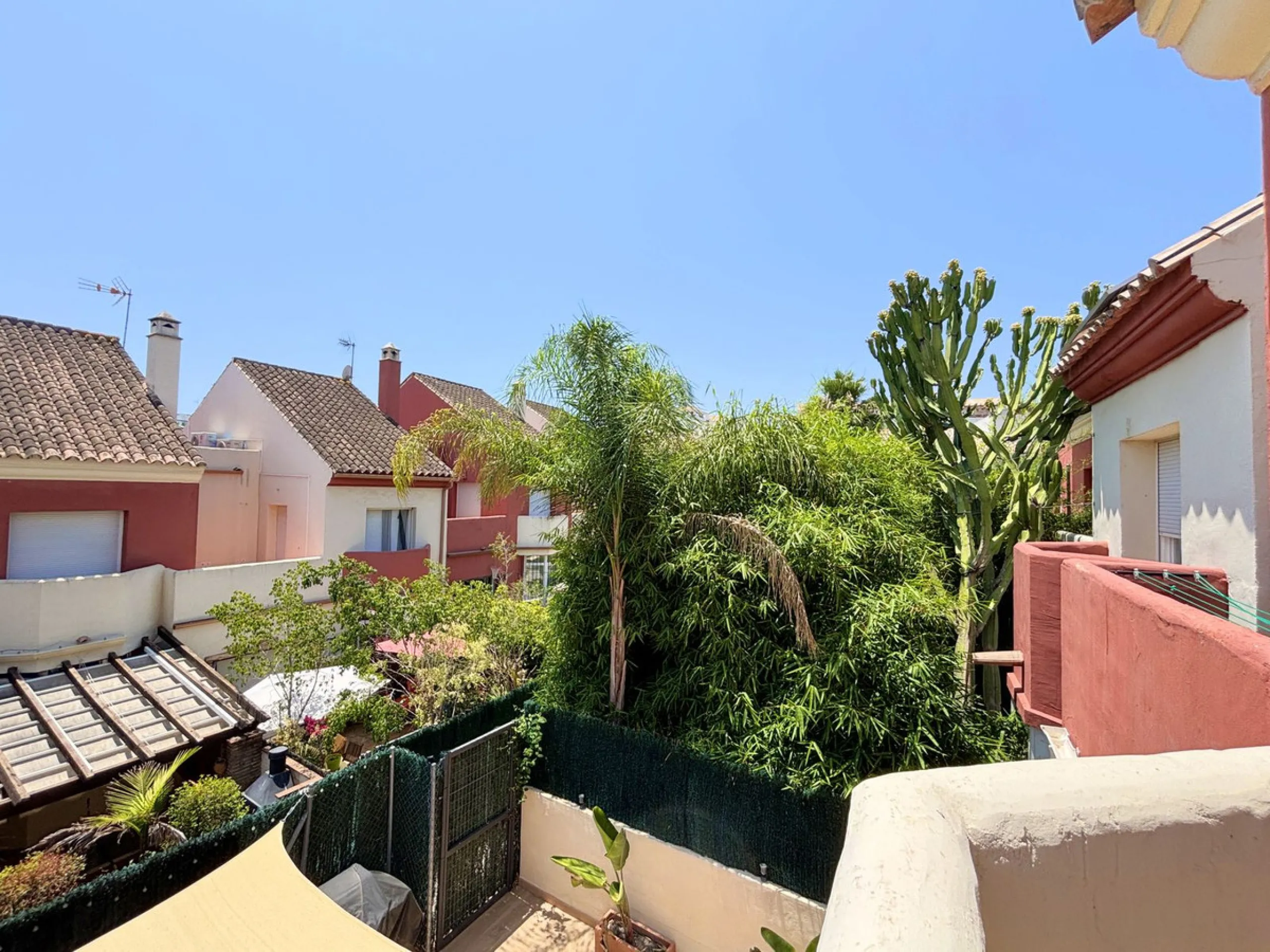 CHARMING TOWNHOUSE WITH TERRACE, PRIVATE GARAGE, AND SOUTH-FACING ORIENTATION