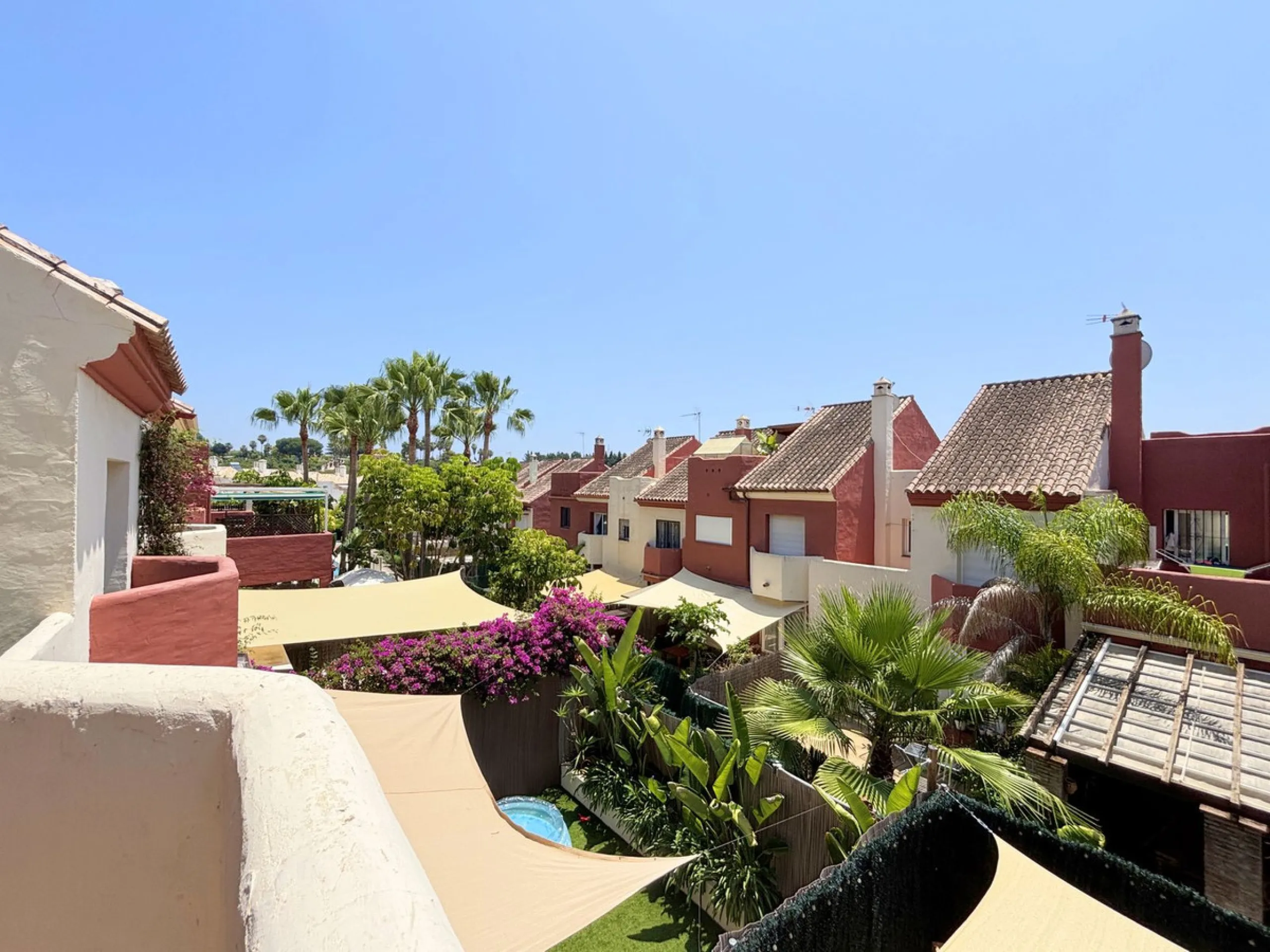 CHARMING TOWNHOUSE WITH TERRACE, PRIVATE GARAGE, AND SOUTH-FACING ORIENTATION