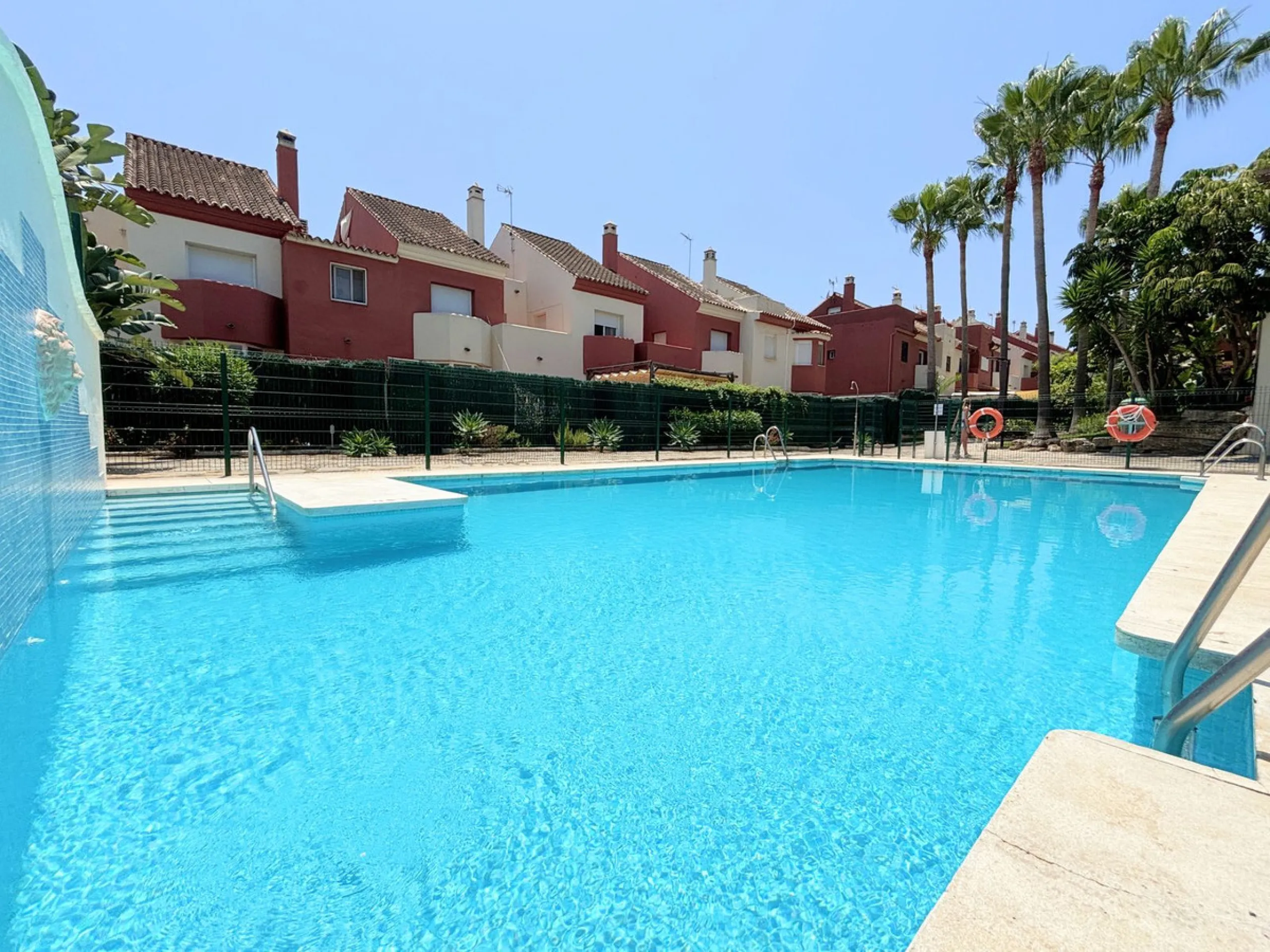 CHARMING TOWNHOUSE WITH TERRACE, PRIVATE GARAGE, AND SOUTH-FACING ORIENTATION