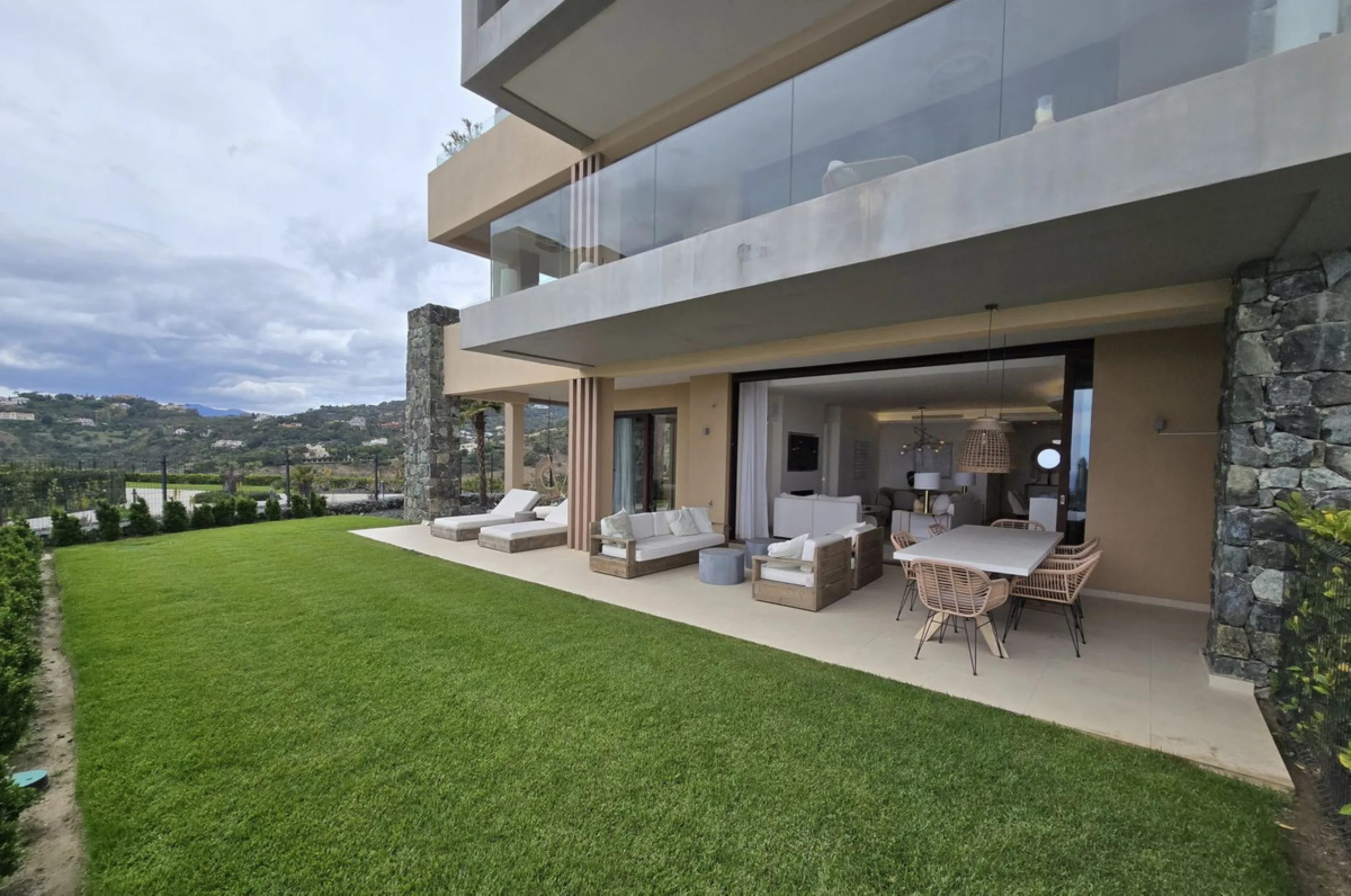 Wonderful 3 Bedroom Ground floor Corner Apartment with Spectacular Mediterranean Views in Real de La Quinta