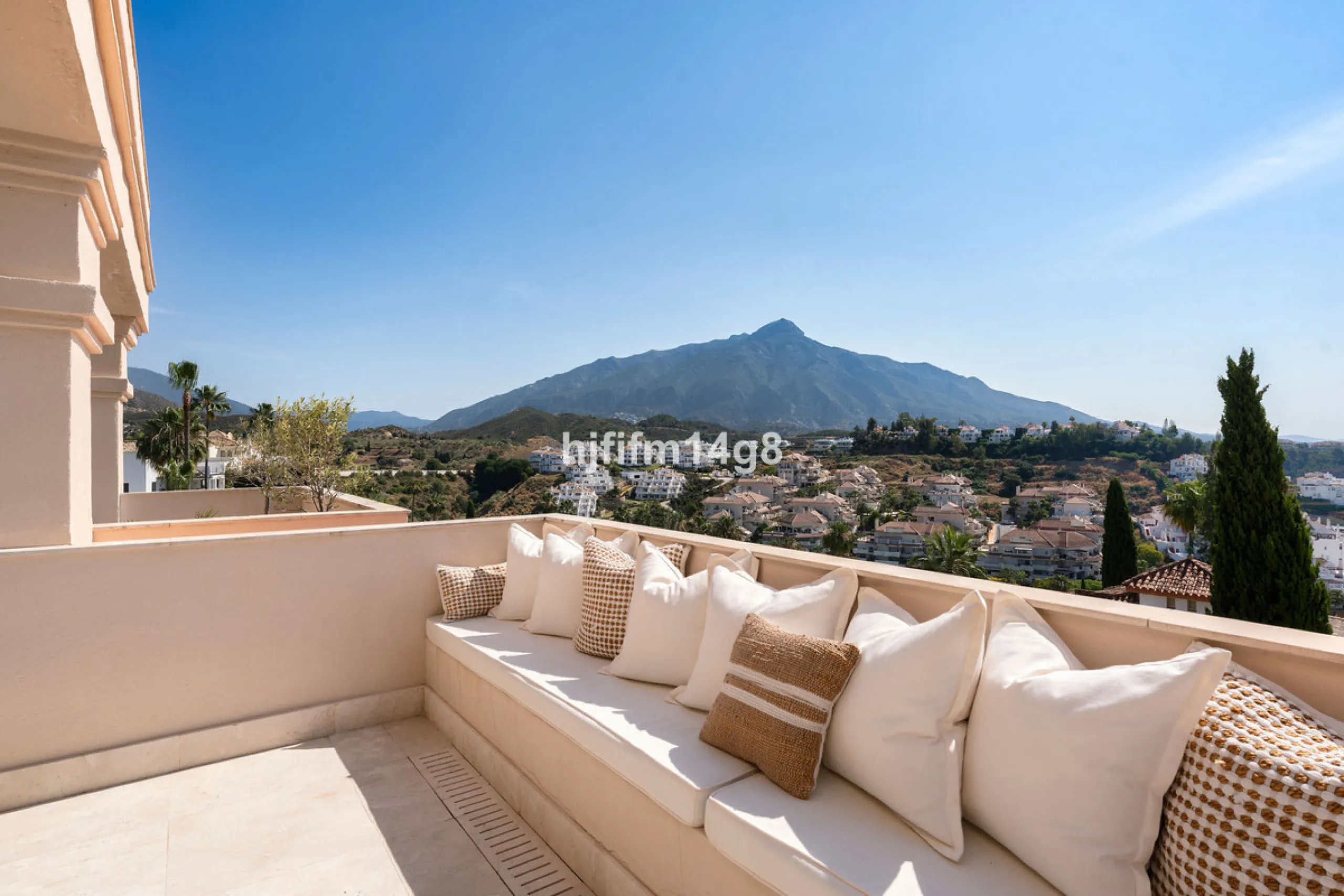 This unit is truly one of a kind. 3-bedroom apartment for sale in the prestigious Albatross Hill complex, located in the heart of Nueva Andalucía's Golf Valley. This elegant home offers the perfect blend of luxury, comfort, and convenience—ideal as a perm
