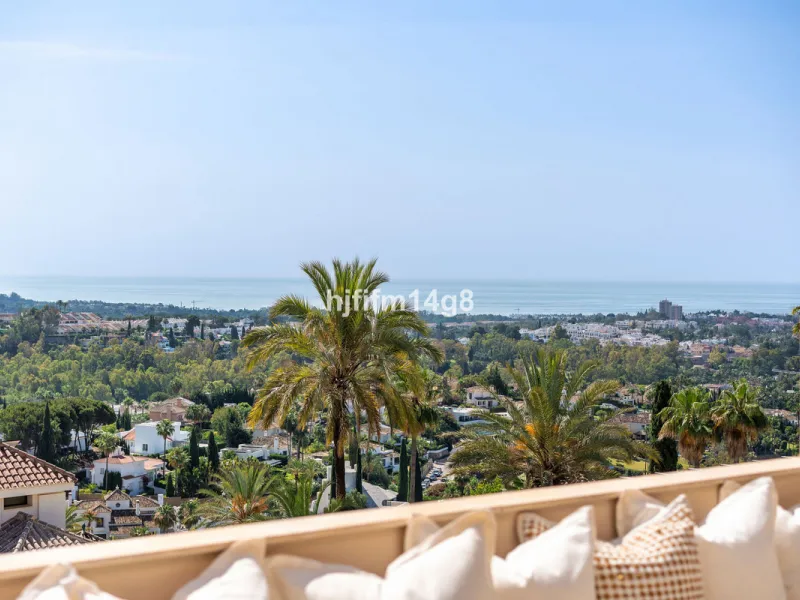 This unit is truly one of a kind. 3-bedroom apartment for sale in the prestigious Albatross Hill complex, located in the heart of Nueva Andalucía's Golf Valley. This elegant home offers the perfect blend of luxury, comfort, and convenience—ideal as a perm