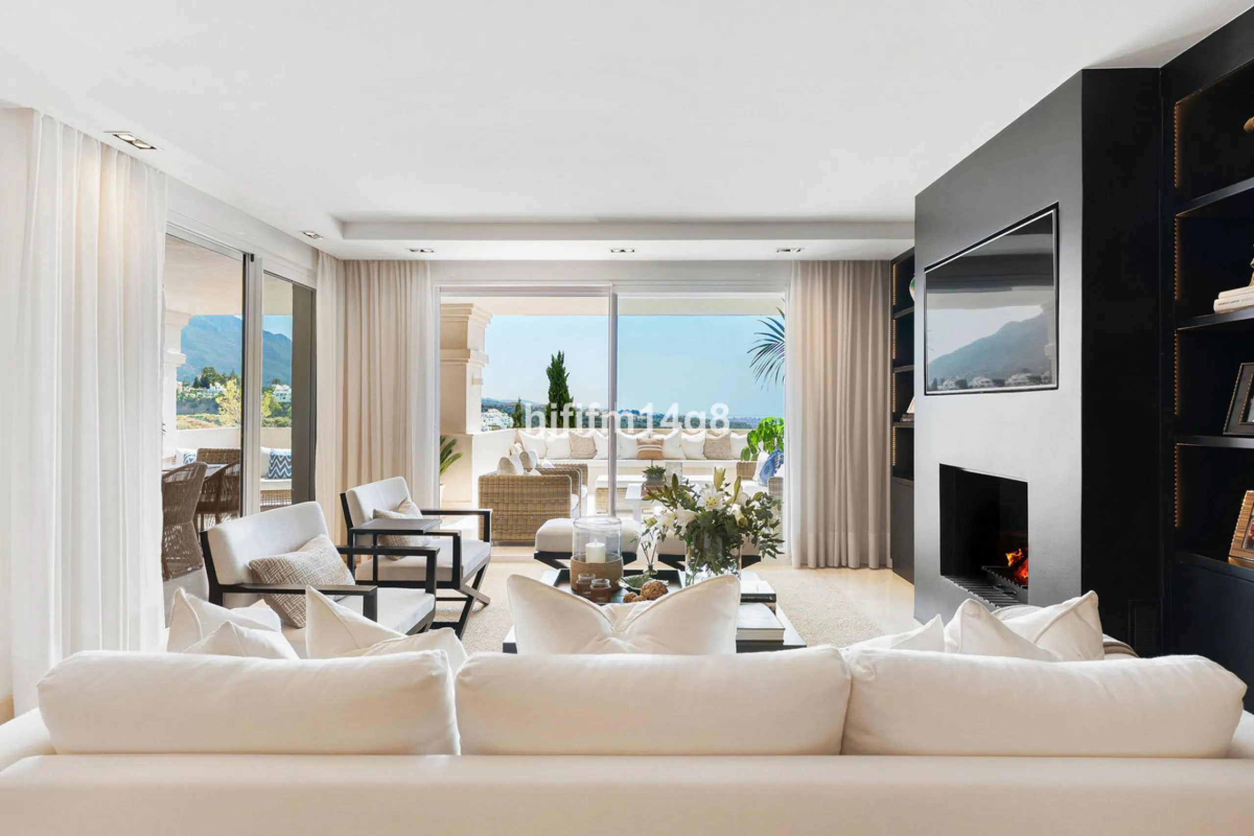 This unit is truly one of a kind. 3-bedroom apartment for sale in the prestigious Albatross Hill complex, located in the heart of Nueva Andalucía's Golf Valley. This elegant home offers the perfect blend of luxury, comfort, and convenience—ideal as a perm