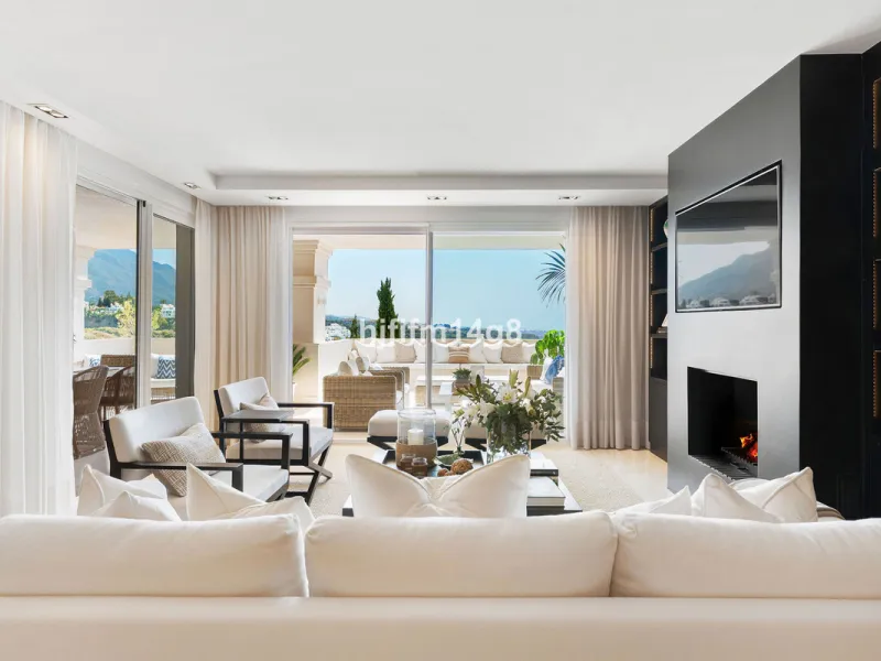 This unit is truly one of a kind. 3-bedroom apartment for sale in the prestigious Albatross Hill complex, located in the heart of Nueva Andalucía's Golf Valley. This elegant home offers the perfect blend of luxury, comfort, and convenience—ideal as a perm