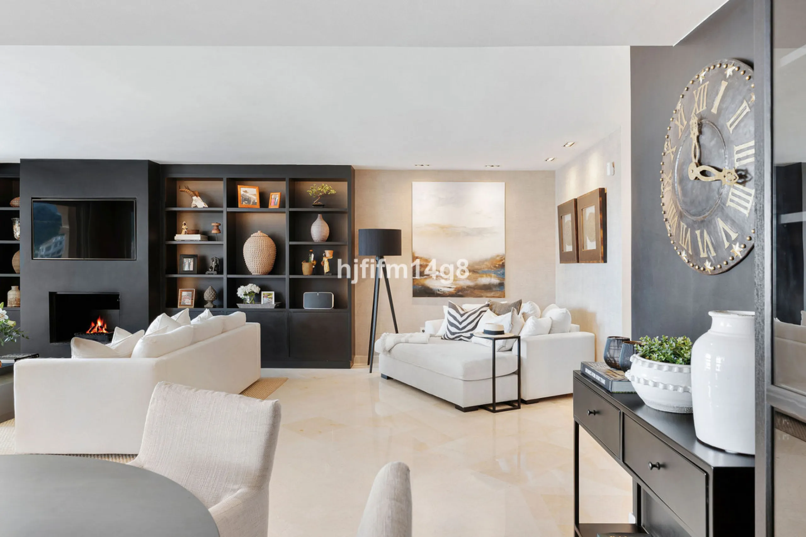This unit is truly one of a kind. 3-bedroom apartment for sale in the prestigious Albatross Hill complex, located in the heart of Nueva Andalucía's Golf Valley. This elegant home offers the perfect blend of luxury, comfort, and convenience—ideal as a perm