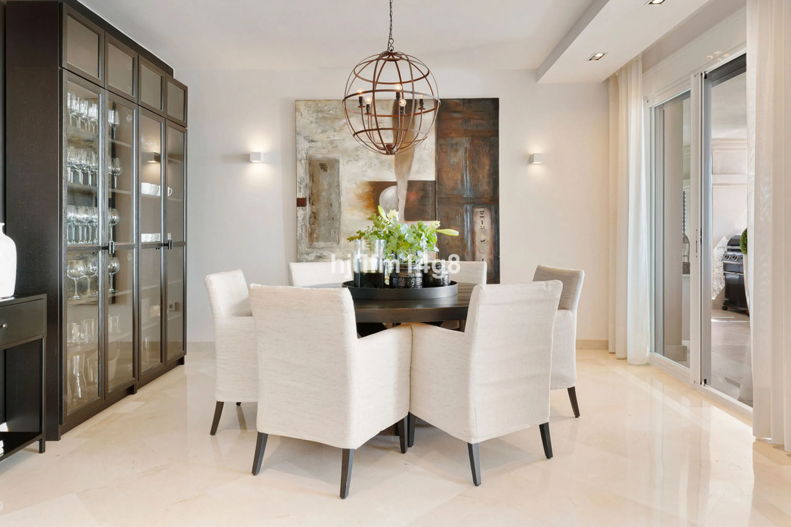 This unit is truly one of a kind. 3-bedroom apartment for sale in the prestigious Albatross Hill complex, located in the heart of Nueva Andalucía's Golf Valley. This elegant home offers the perfect blend of luxury, comfort, and convenience—ideal as a perm