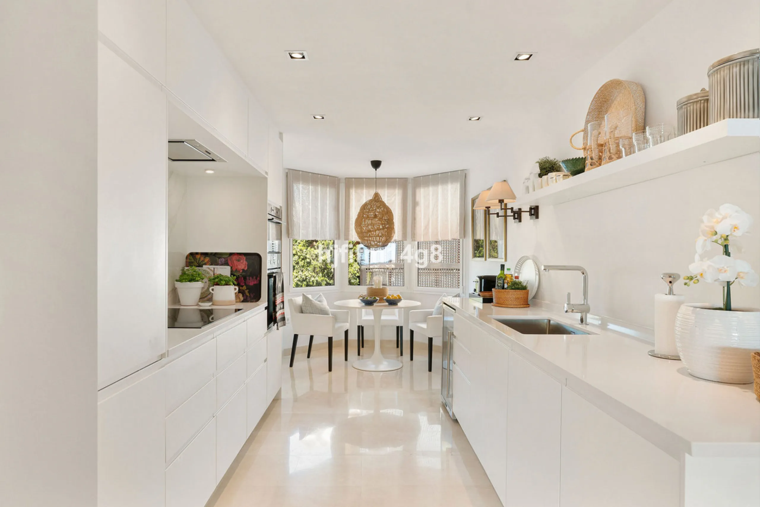 This unit is truly one of a kind. 3-bedroom apartment for sale in the prestigious Albatross Hill complex, located in the heart of Nueva Andalucía's Golf Valley. This elegant home offers the perfect blend of luxury, comfort, and convenience—ideal as a perm