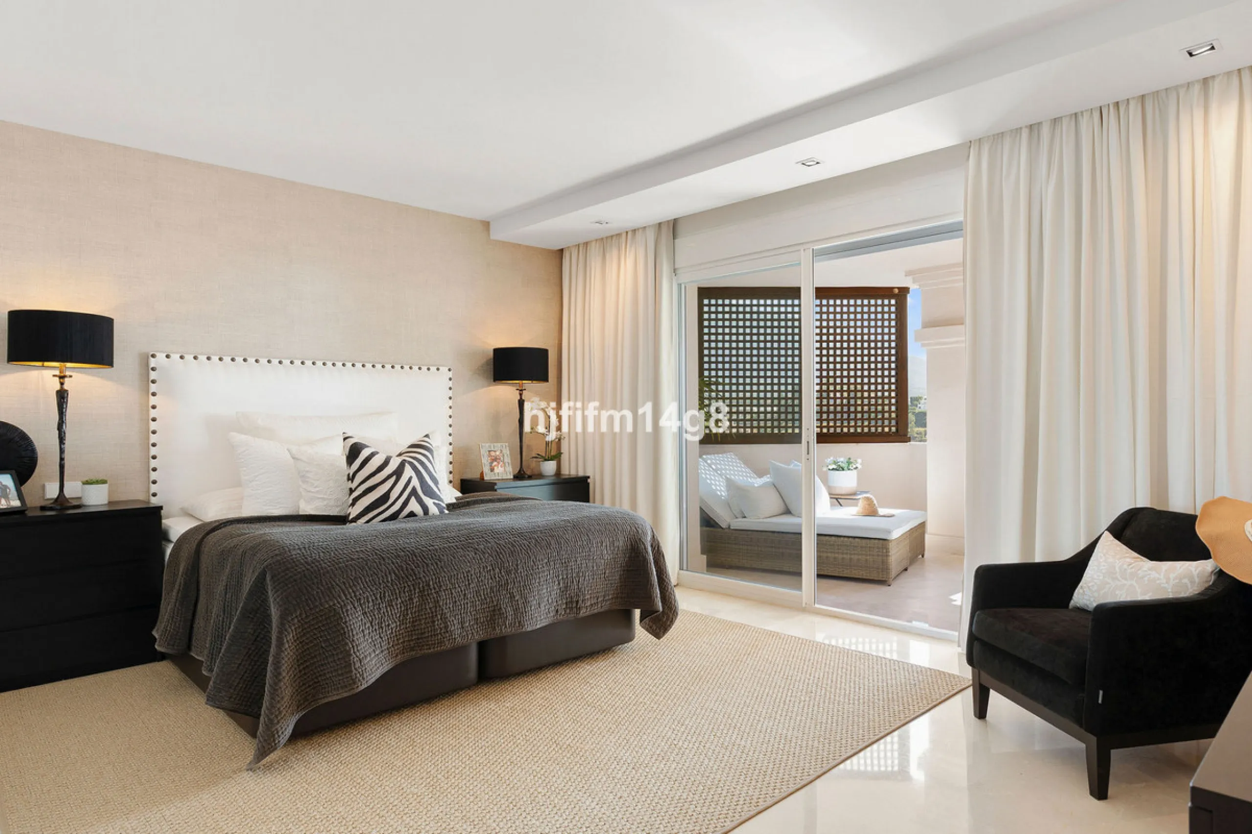 This unit is truly one of a kind. 3-bedroom apartment for sale in the prestigious Albatross Hill complex, located in the heart of Nueva Andalucía's Golf Valley. This elegant home offers the perfect blend of luxury, comfort, and convenience—ideal as a perm