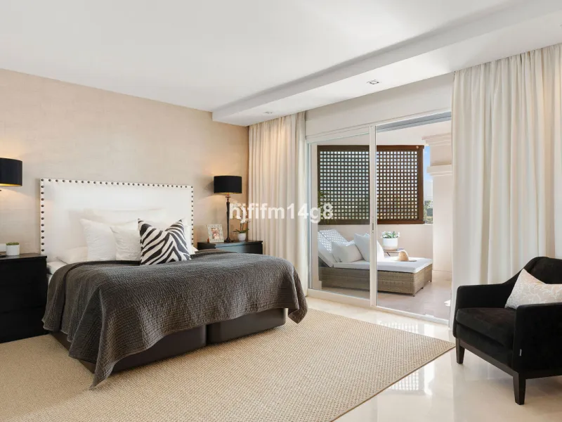 This unit is truly one of a kind. 3-bedroom apartment for sale in the prestigious Albatross Hill complex, located in the heart of Nueva Andalucía's Golf Valley. This elegant home offers the perfect blend of luxury, comfort, and convenience—ideal as a perm