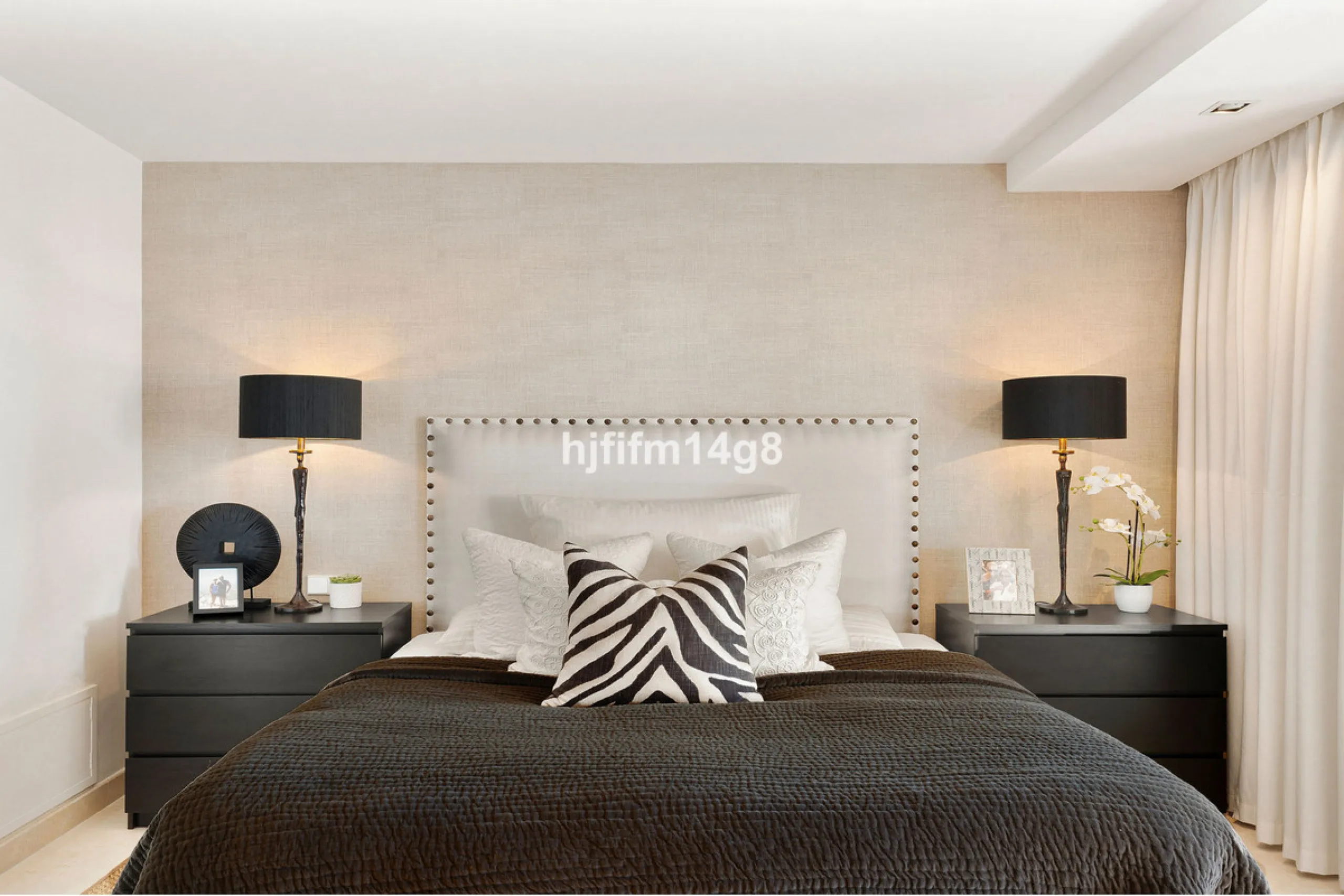 This unit is truly one of a kind. 3-bedroom apartment for sale in the prestigious Albatross Hill complex, located in the heart of Nueva Andalucía's Golf Valley. This elegant home offers the perfect blend of luxury, comfort, and convenience—ideal as a perm