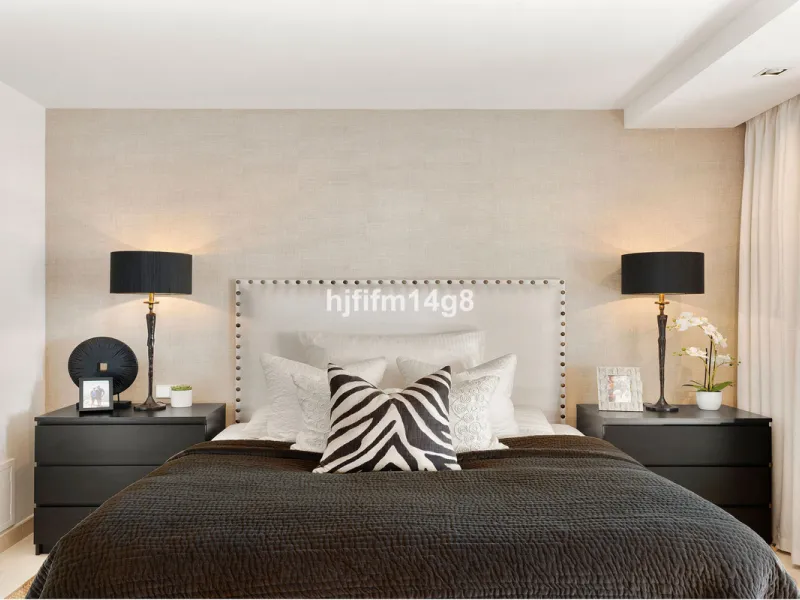 This unit is truly one of a kind. 3-bedroom apartment for sale in the prestigious Albatross Hill complex, located in the heart of Nueva Andalucía's Golf Valley. This elegant home offers the perfect blend of luxury, comfort, and convenience—ideal as a perm