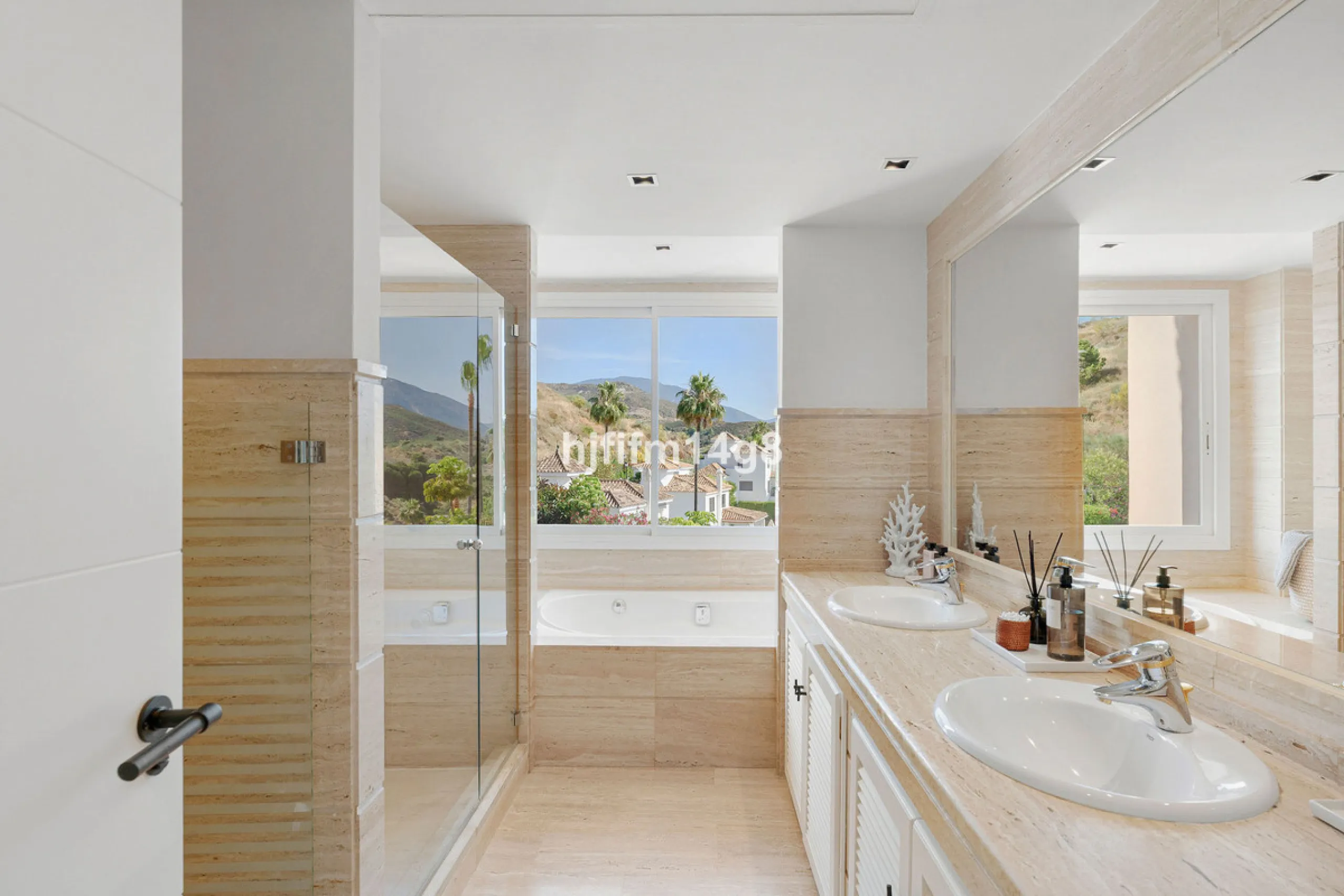 This unit is truly one of a kind. 3-bedroom apartment for sale in the prestigious Albatross Hill complex, located in the heart of Nueva Andalucía's Golf Valley. This elegant home offers the perfect blend of luxury, comfort, and convenience—ideal as a perm