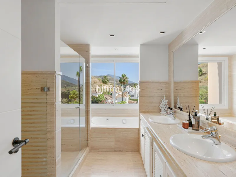 This unit is truly one of a kind. 3-bedroom apartment for sale in the prestigious Albatross Hill complex, located in the heart of Nueva Andalucía's Golf Valley. This elegant home offers the perfect blend of luxury, comfort, and convenience—ideal as a perm