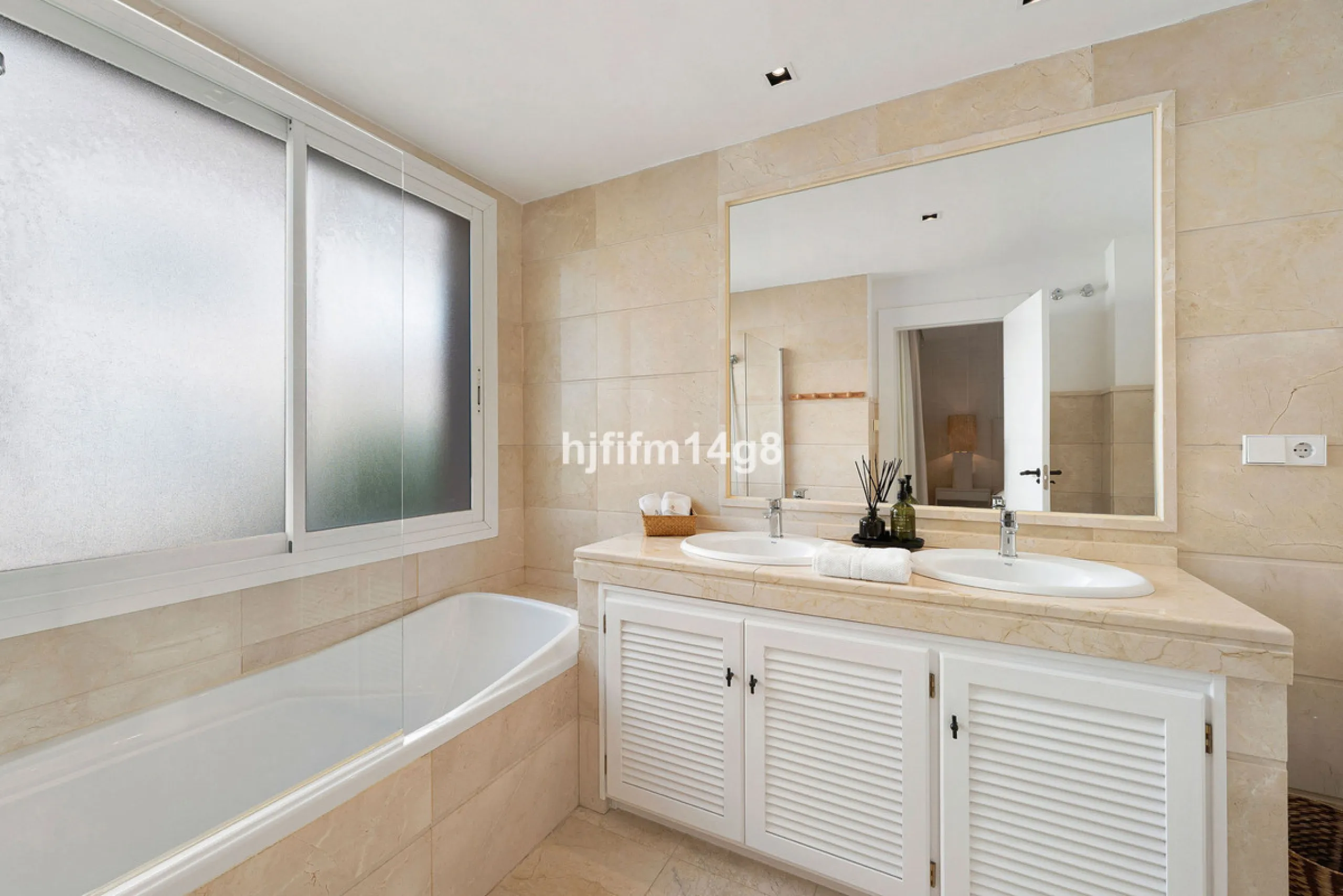 This unit is truly one of a kind. 3-bedroom apartment for sale in the prestigious Albatross Hill complex, located in the heart of Nueva Andalucía's Golf Valley. This elegant home offers the perfect blend of luxury, comfort, and convenience—ideal as a perm