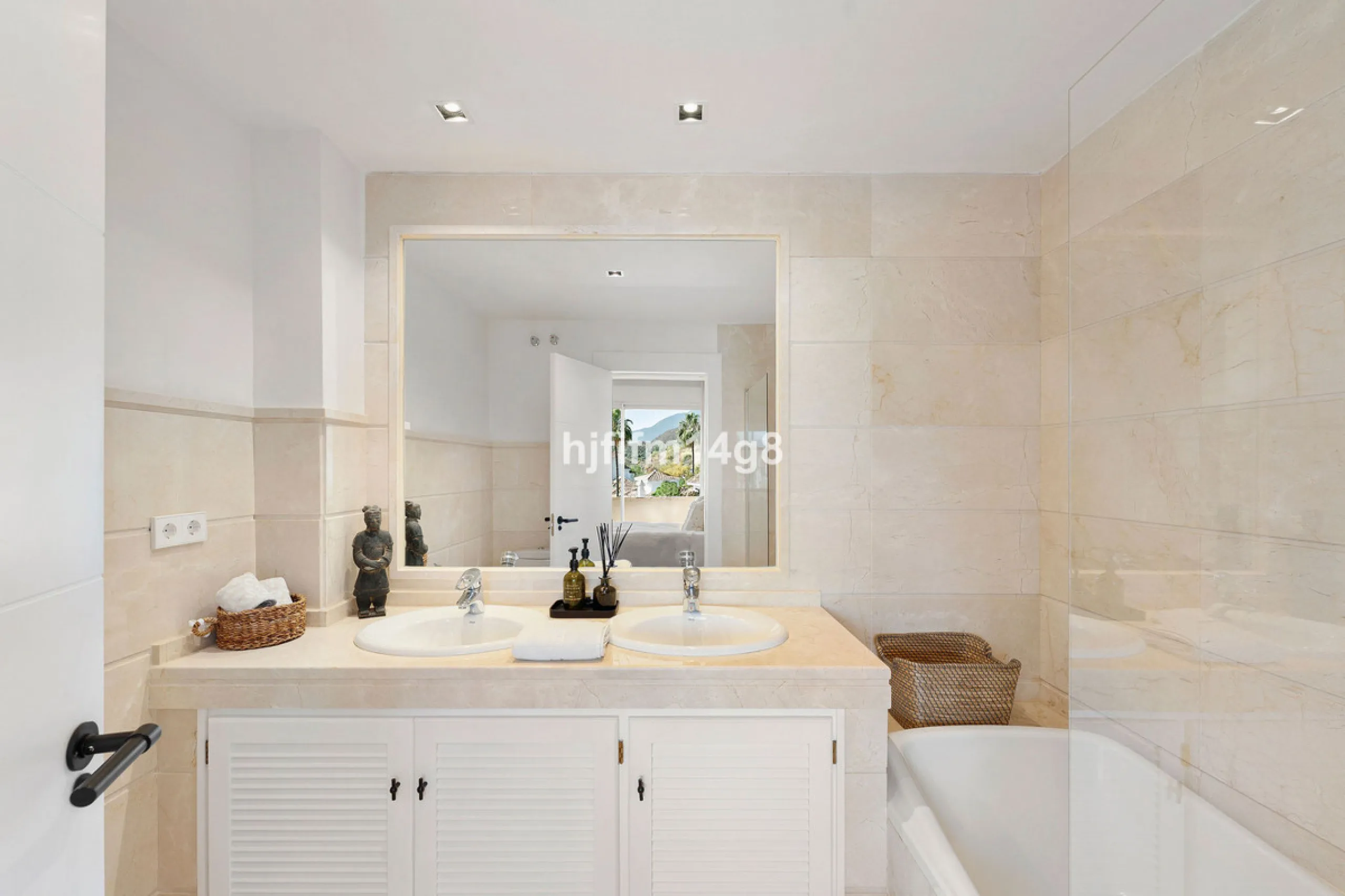 This unit is truly one of a kind. 3-bedroom apartment for sale in the prestigious Albatross Hill complex, located in the heart of Nueva Andalucía's Golf Valley. This elegant home offers the perfect blend of luxury, comfort, and convenience—ideal as a perm