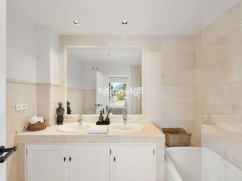 This unit is truly one of a kind. 3-bedroom apartment for sale in the prestigious Albatross Hill complex, located in the heart of Nueva Andalucía's Golf Valley. This elegant home offers the perfect blend of luxury, comfort, and convenience—ideal as a perm