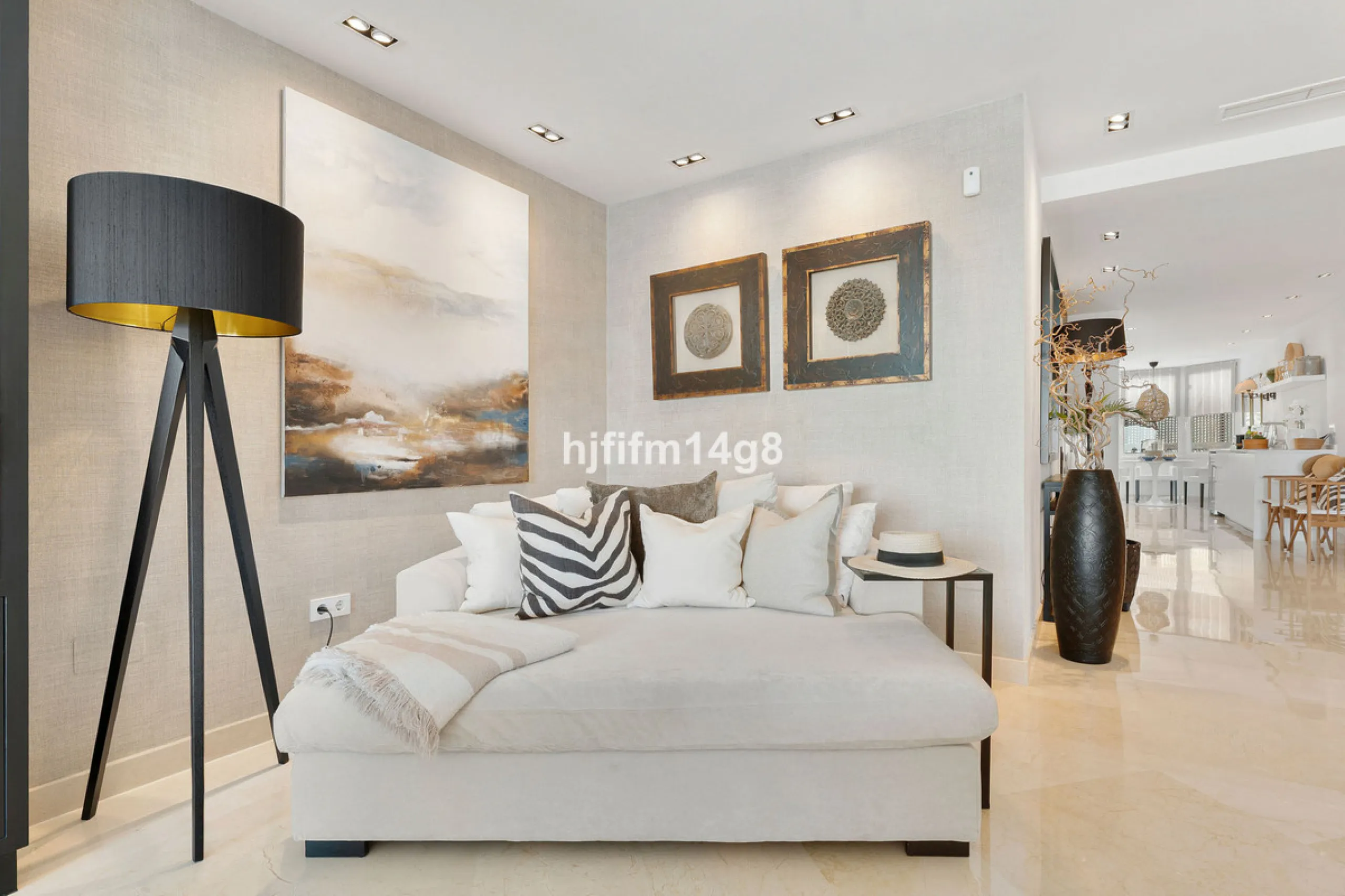 This unit is truly one of a kind. 3-bedroom apartment for sale in the prestigious Albatross Hill complex, located in the heart of Nueva Andalucía's Golf Valley. This elegant home offers the perfect blend of luxury, comfort, and convenience—ideal as a perm