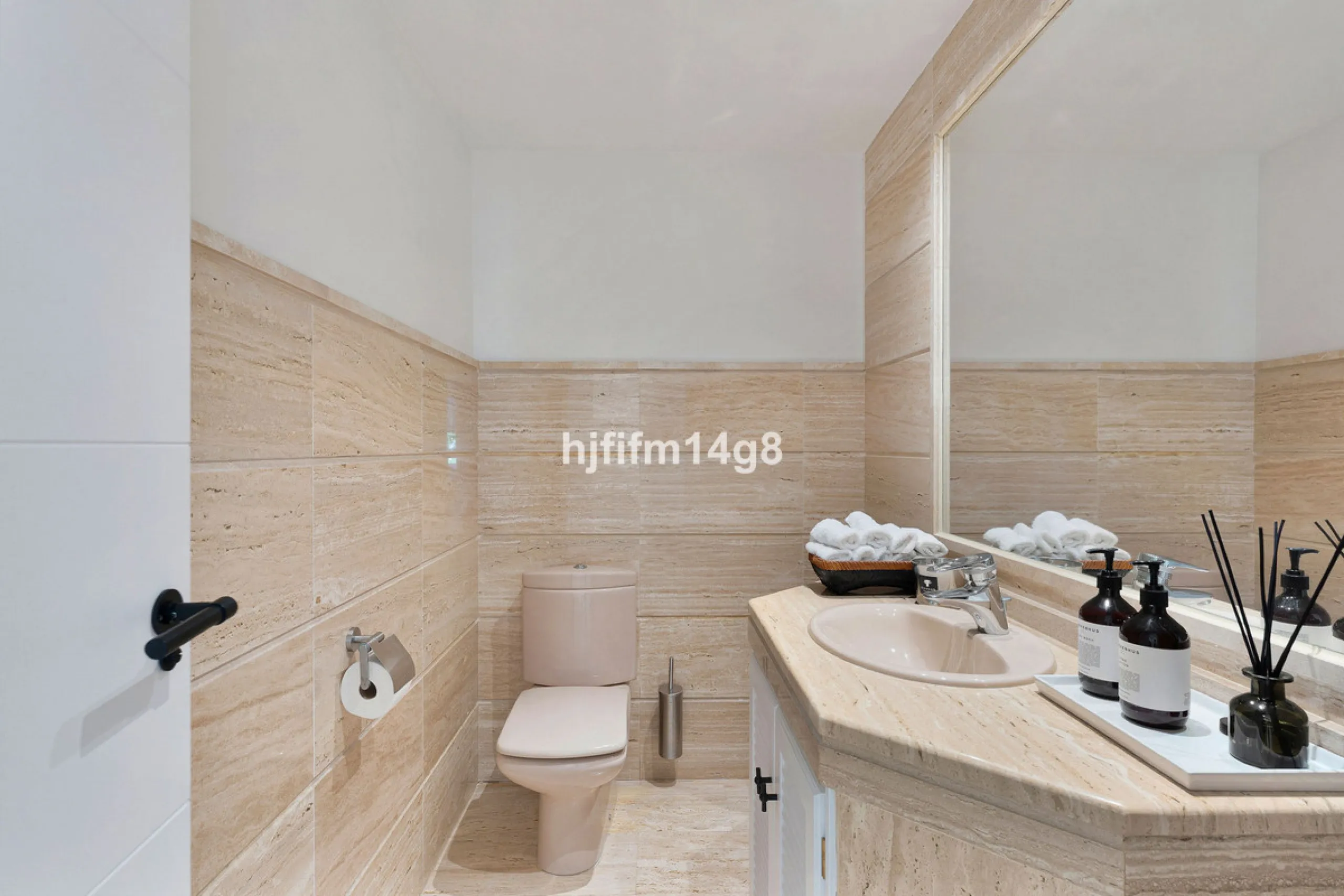 This unit is truly one of a kind. 3-bedroom apartment for sale in the prestigious Albatross Hill complex, located in the heart of Nueva Andalucía's Golf Valley. This elegant home offers the perfect blend of luxury, comfort, and convenience—ideal as a perm