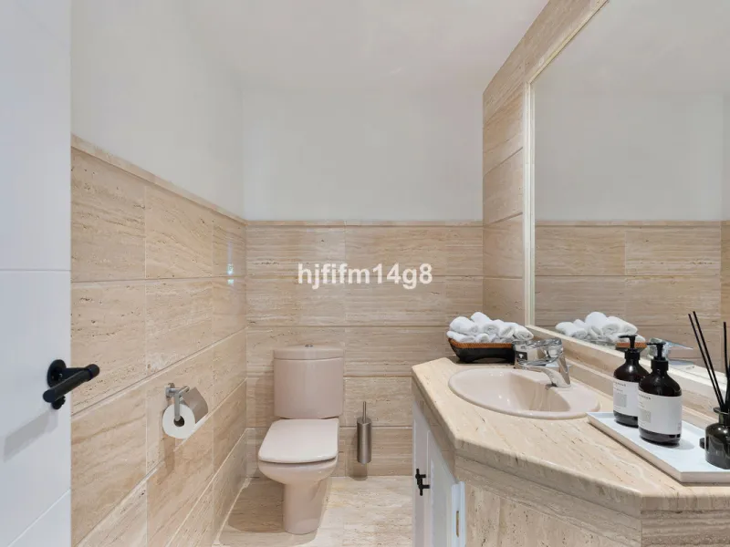 This unit is truly one of a kind. 3-bedroom apartment for sale in the prestigious Albatross Hill complex, located in the heart of Nueva Andalucía's Golf Valley. This elegant home offers the perfect blend of luxury, comfort, and convenience—ideal as a perm