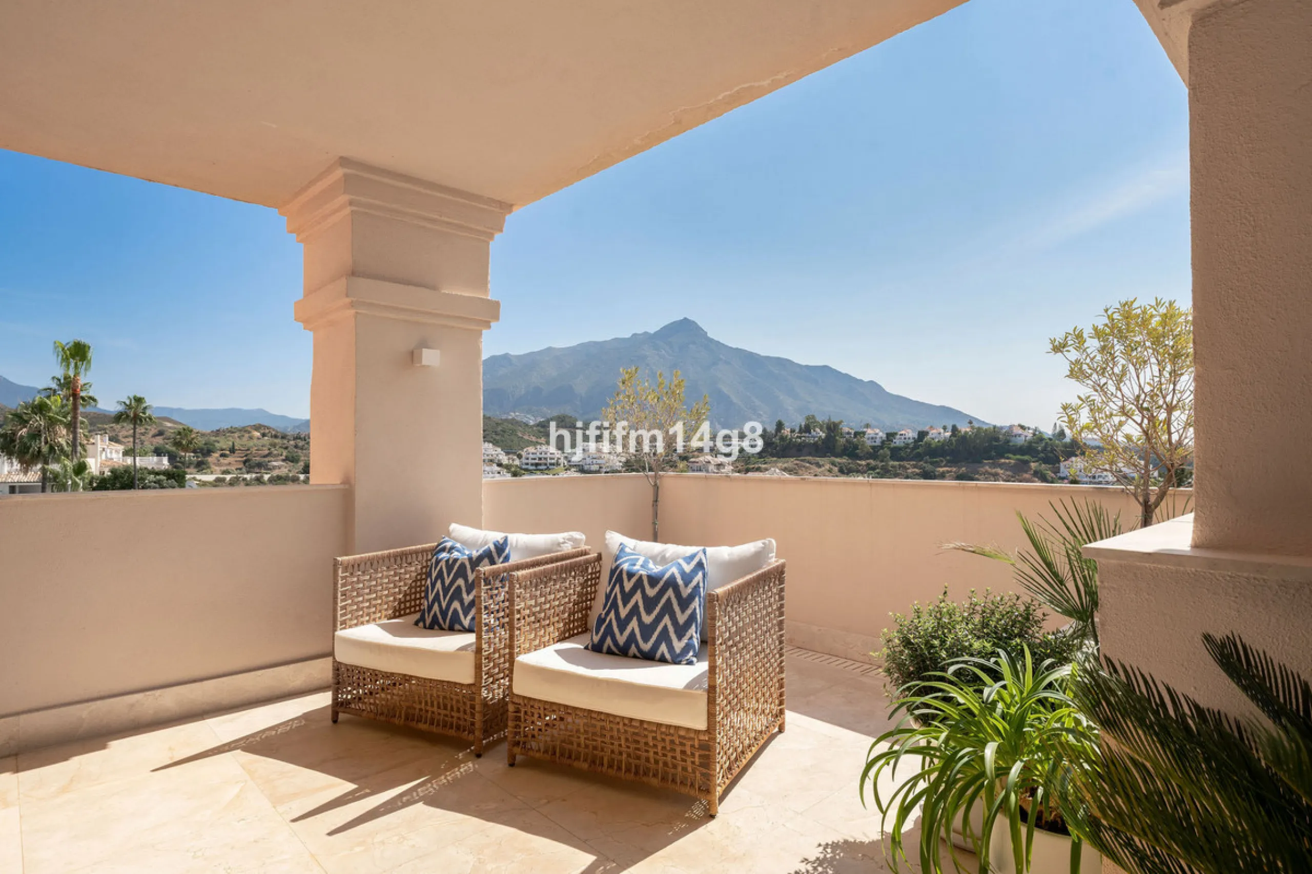 This unit is truly one of a kind. 3-bedroom apartment for sale in the prestigious Albatross Hill complex, located in the heart of Nueva Andalucía's Golf Valley. This elegant home offers the perfect blend of luxury, comfort, and convenience—ideal as a perm