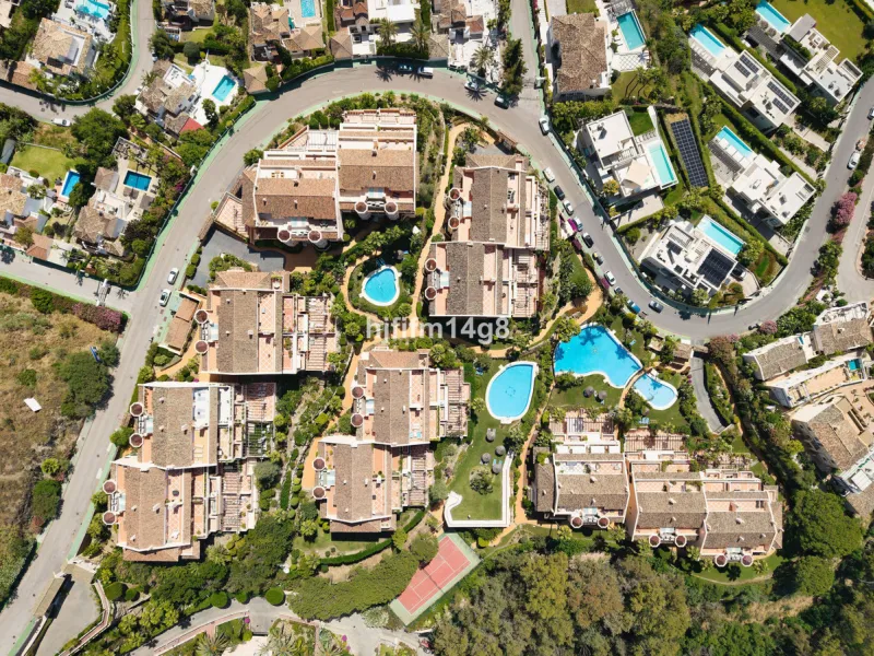 This unit is truly one of a kind. 3-bedroom apartment for sale in the prestigious Albatross Hill complex, located in the heart of Nueva Andalucía's Golf Valley. This elegant home offers the perfect blend of luxury, comfort, and convenience—ideal as a perm