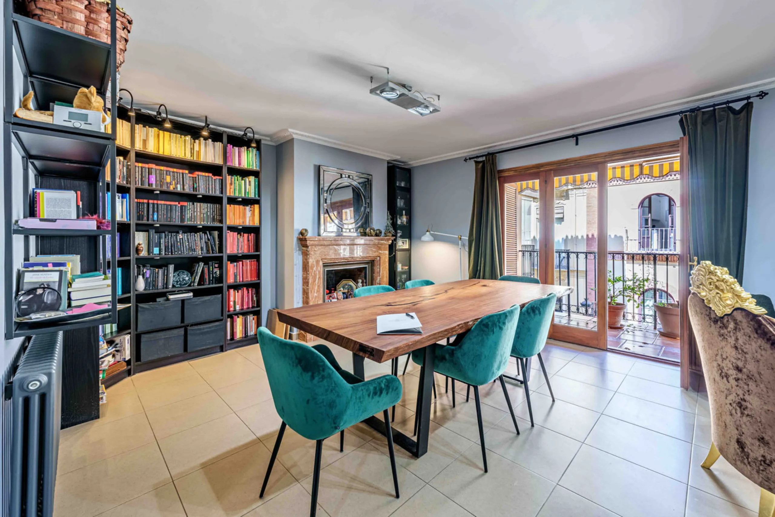 This generously proportioned, newly renovated residence is perfectly positioned in the heart of Malaga's historic centre. Located on the second floor of a five-storey building with an elevator, the property benefits from a desirable west-facing orientatio