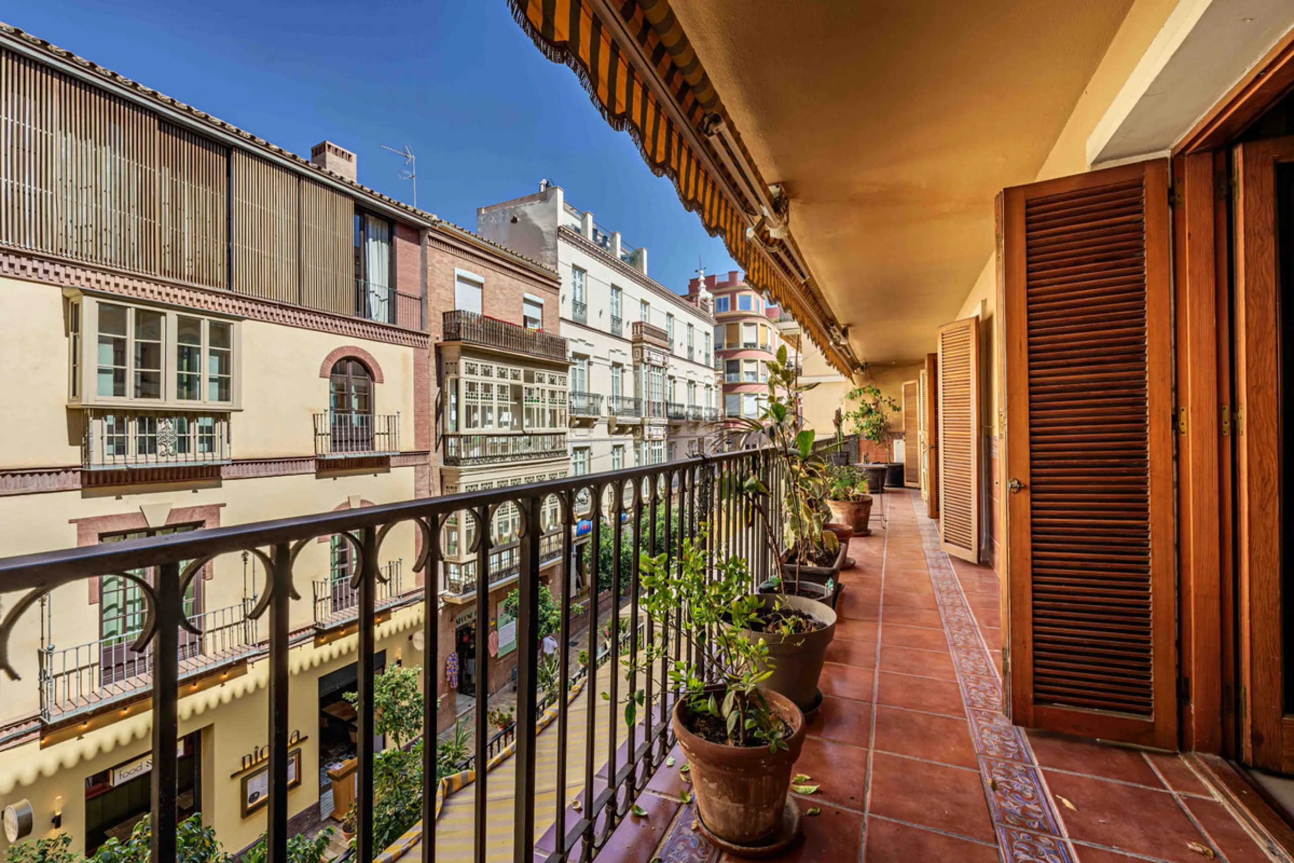 This generously proportioned, newly renovated residence is perfectly positioned in the heart of Malaga's historic centre. Located on the second floor of a five-storey building with an elevator, the property benefits from a desirable west-facing orientatio