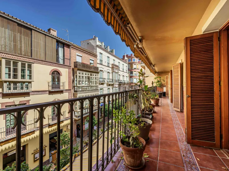 This generously proportioned, newly renovated residence is perfectly positioned in the heart of Malaga's historic centre. Located on the second floor of a five-storey building with an elevator, the property benefits from a desirable west-facing orientatio