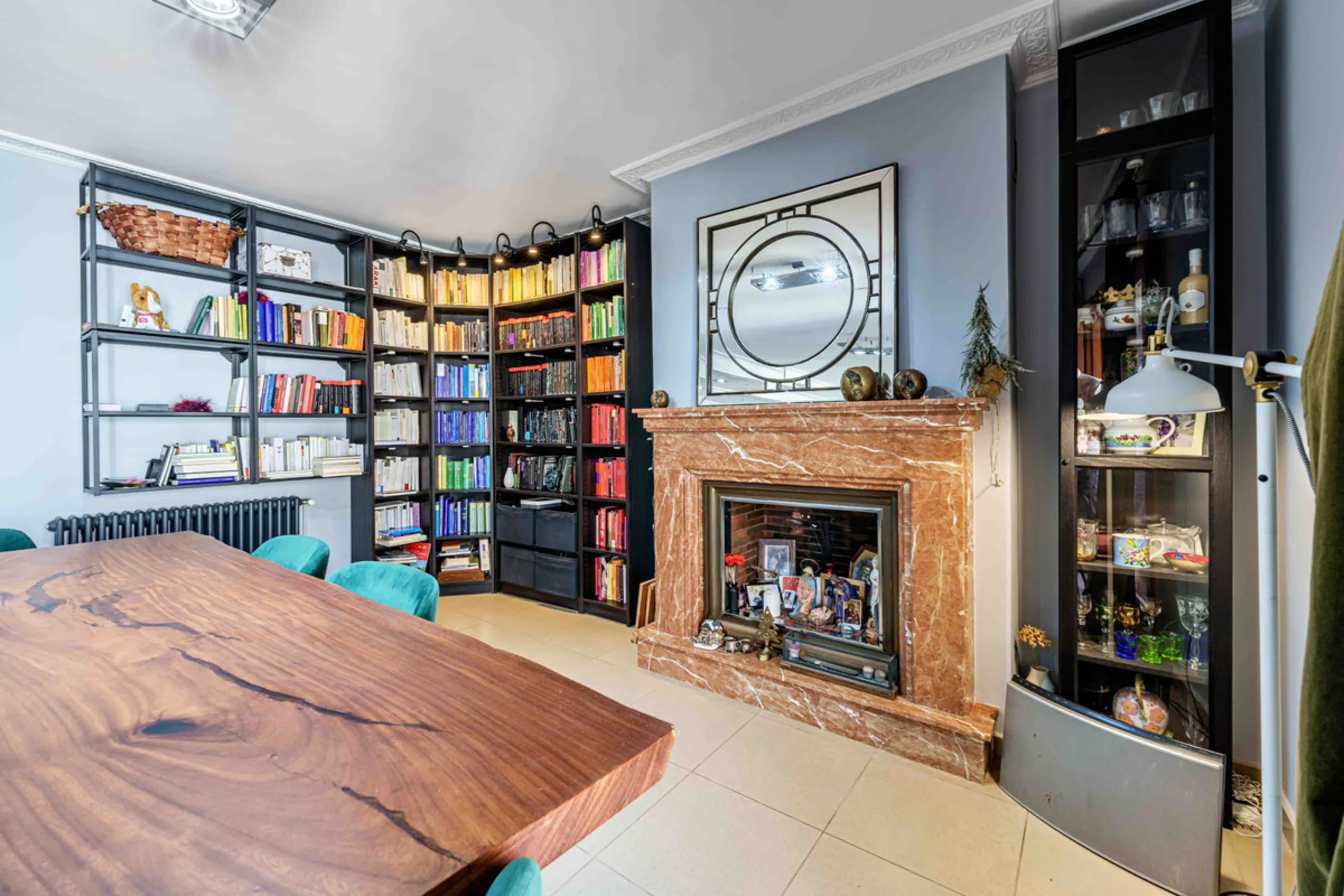 This generously proportioned, newly renovated residence is perfectly positioned in the heart of Malaga's historic centre. Located on the second floor of a five-storey building with an elevator, the property benefits from a desirable west-facing orientatio