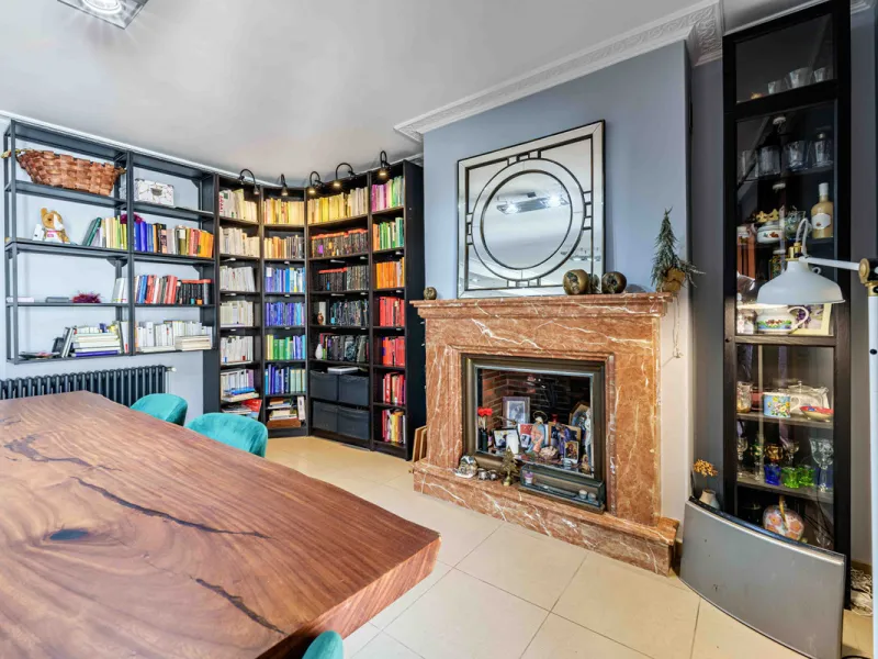 This generously proportioned, newly renovated residence is perfectly positioned in the heart of Malaga's historic centre. Located on the second floor of a five-storey building with an elevator, the property benefits from a desirable west-facing orientatio