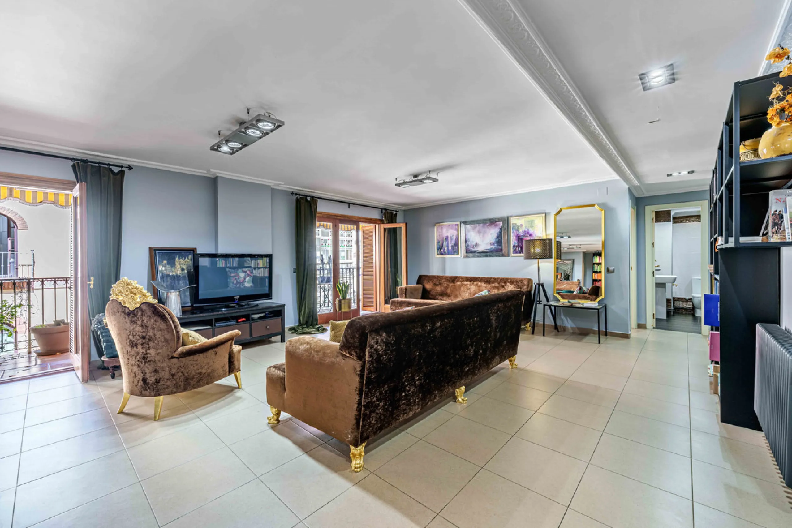 This generously proportioned, newly renovated residence is perfectly positioned in the heart of Malaga's historic centre. Located on the second floor of a five-storey building with an elevator, the property benefits from a desirable west-facing orientatio