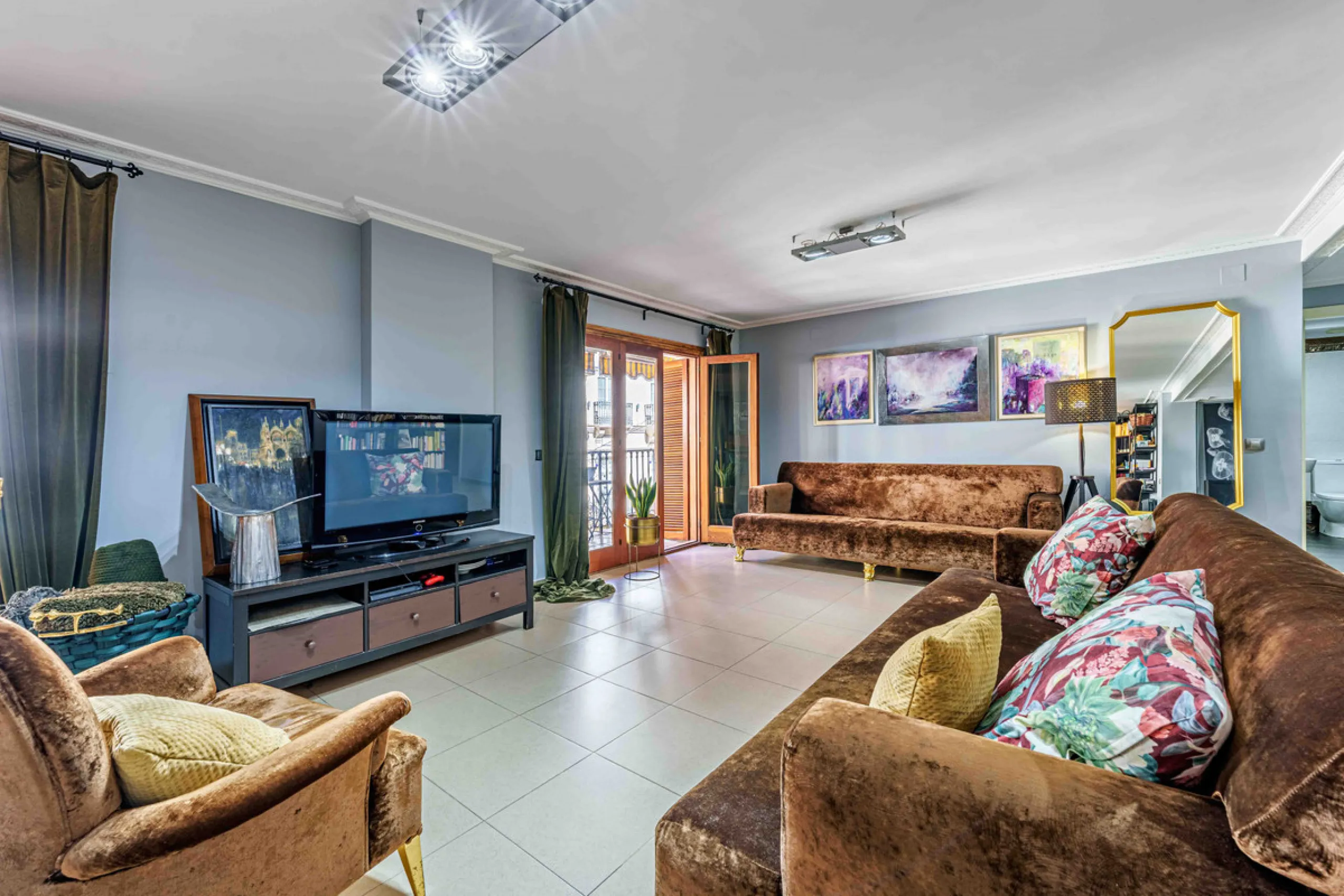 This generously proportioned, newly renovated residence is perfectly positioned in the heart of Malaga's historic centre. Located on the second floor of a five-storey building with an elevator, the property benefits from a desirable west-facing orientatio
