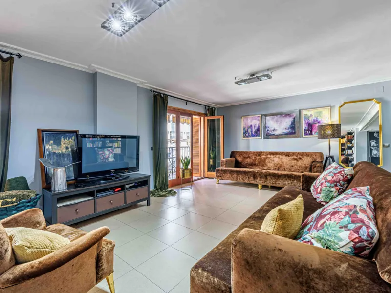 This generously proportioned, newly renovated residence is perfectly positioned in the heart of Malaga's historic centre. Located on the second floor of a five-storey building with an elevator, the property benefits from a desirable west-facing orientatio