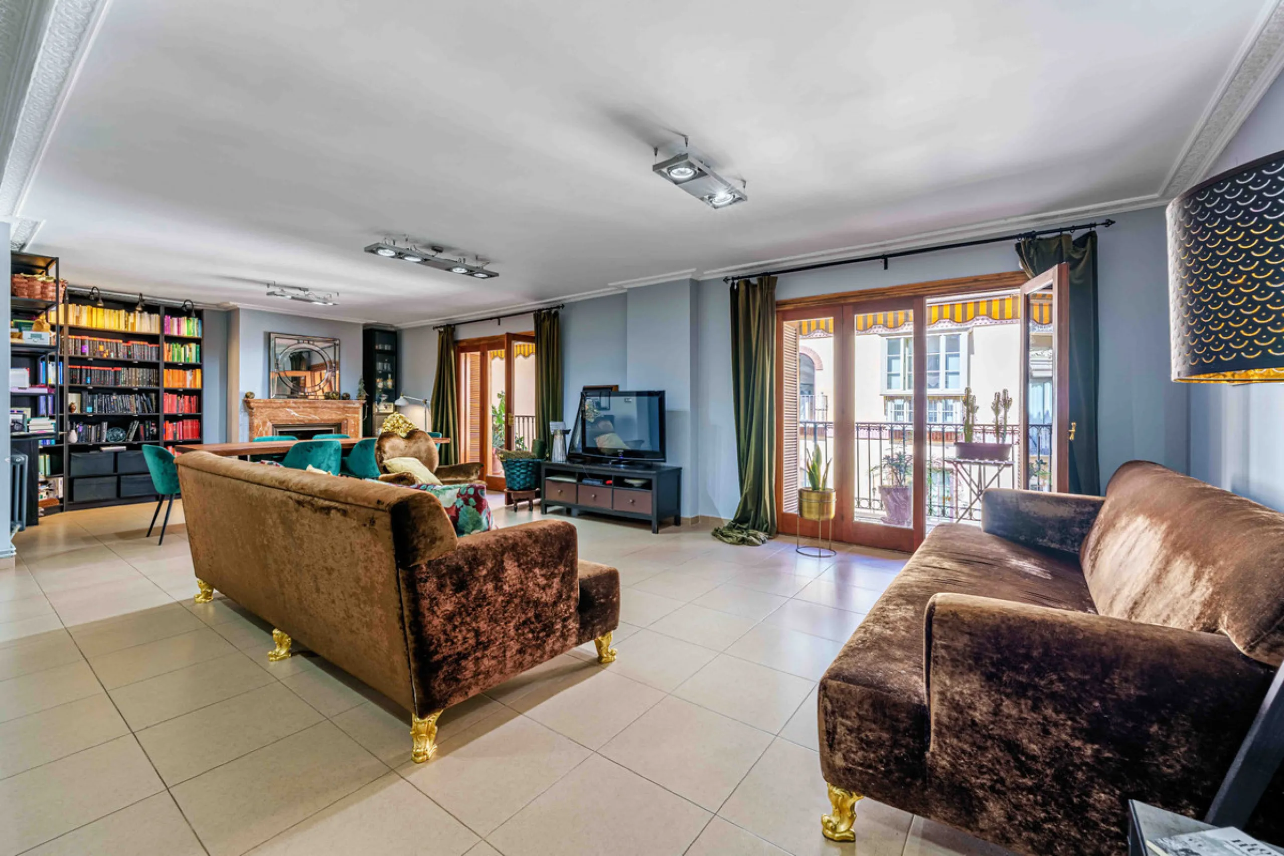 This generously proportioned, newly renovated residence is perfectly positioned in the heart of Malaga's historic centre. Located on the second floor of a five-storey building with an elevator, the property benefits from a desirable west-facing orientatio