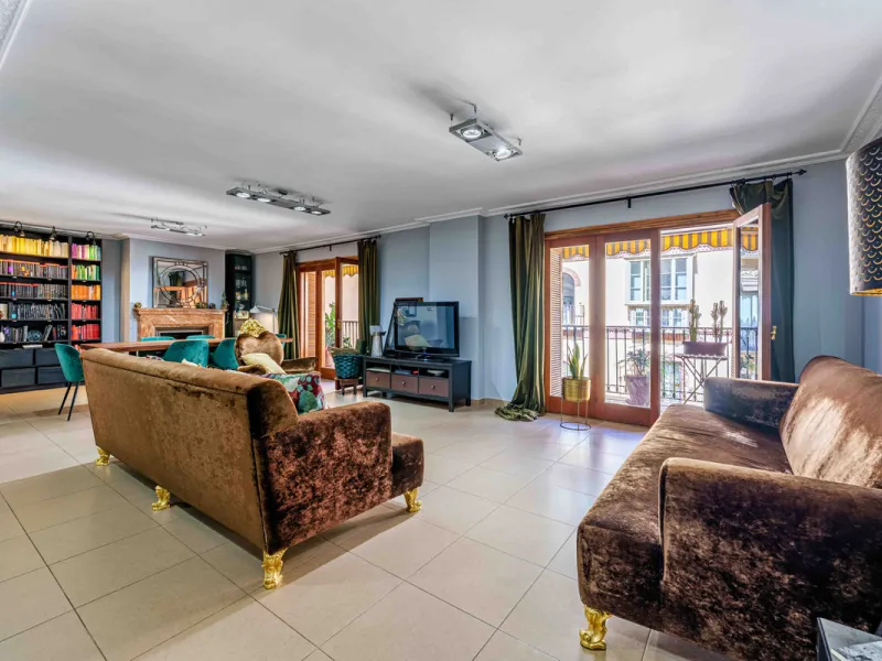This generously proportioned, newly renovated residence is perfectly positioned in the heart of Malaga's historic centre. Located on the second floor of a five-storey building with an elevator, the property benefits from a desirable west-facing orientatio