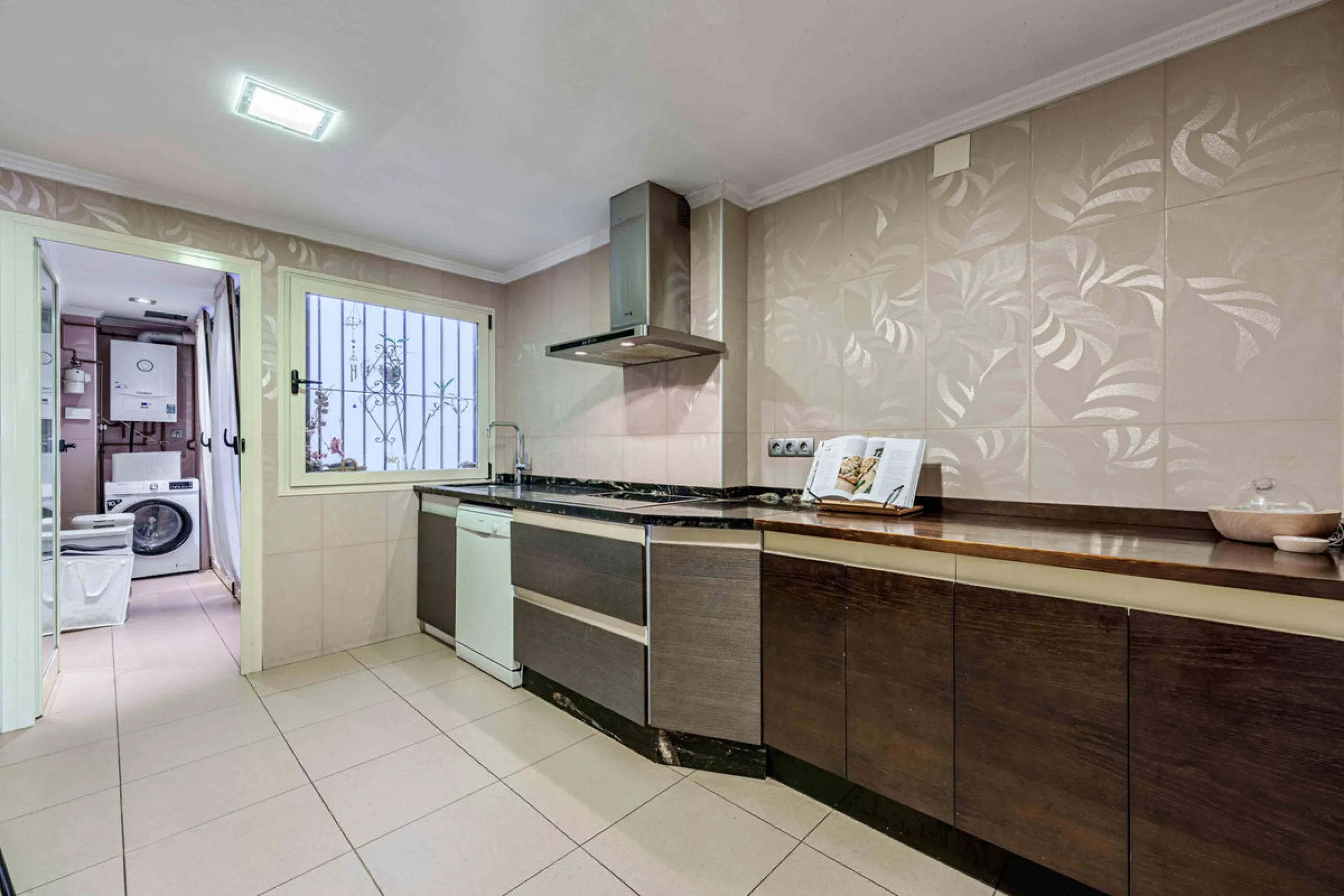 This generously proportioned, newly renovated residence is perfectly positioned in the heart of Malaga's historic centre. Located on the second floor of a five-storey building with an elevator, the property benefits from a desirable west-facing orientatio