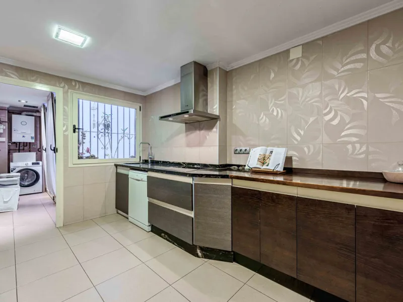This generously proportioned, newly renovated residence is perfectly positioned in the heart of Malaga's historic centre. Located on the second floor of a five-storey building with an elevator, the property benefits from a desirable west-facing orientatio