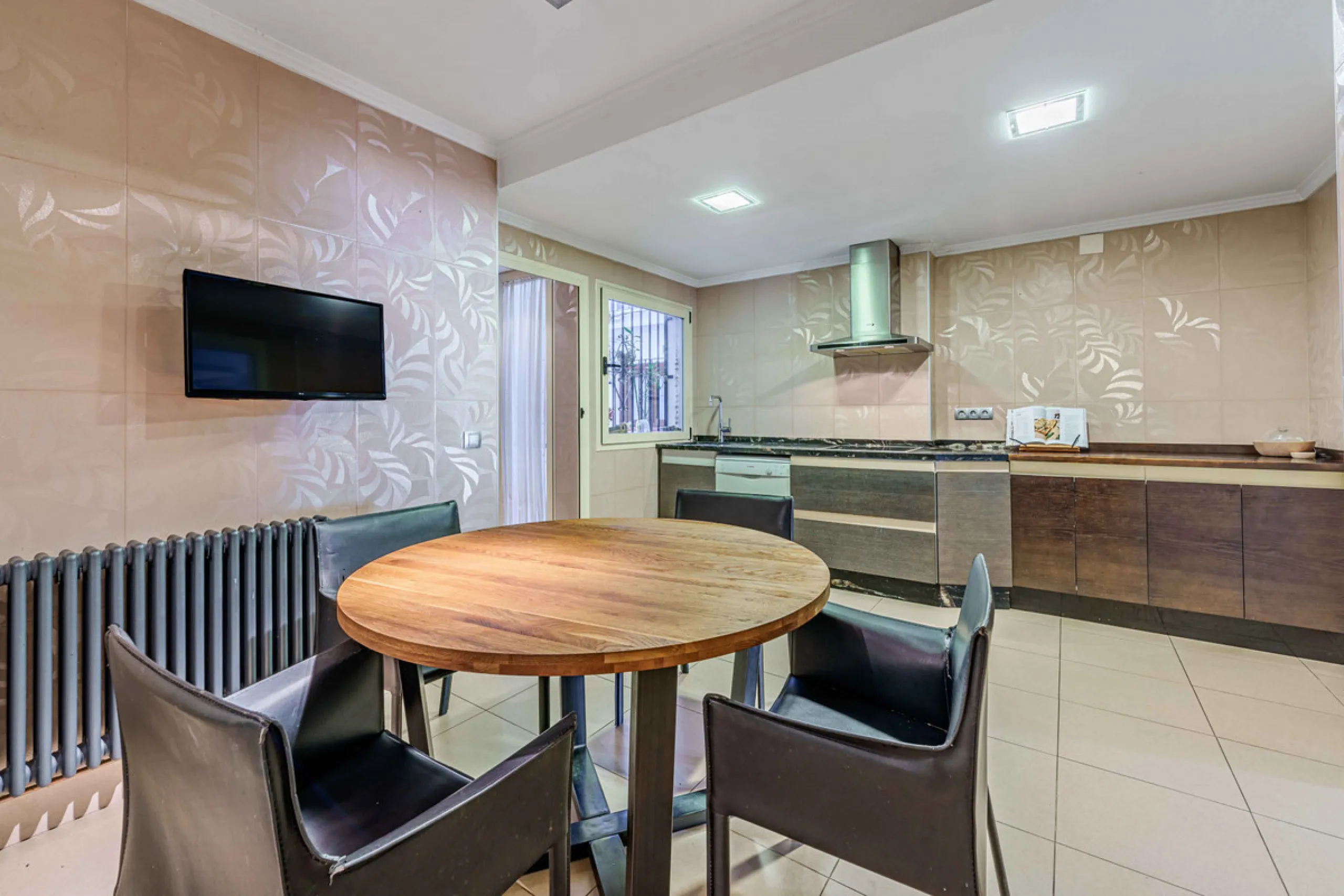 This generously proportioned, newly renovated residence is perfectly positioned in the heart of Malaga's historic centre. Located on the second floor of a five-storey building with an elevator, the property benefits from a desirable west-facing orientatio