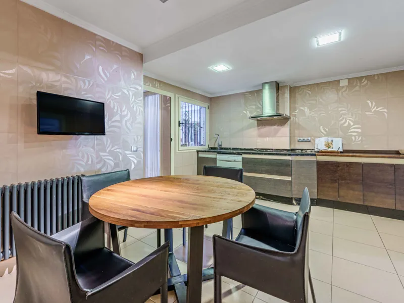 This generously proportioned, newly renovated residence is perfectly positioned in the heart of Malaga's historic centre. Located on the second floor of a five-storey building with an elevator, the property benefits from a desirable west-facing orientatio