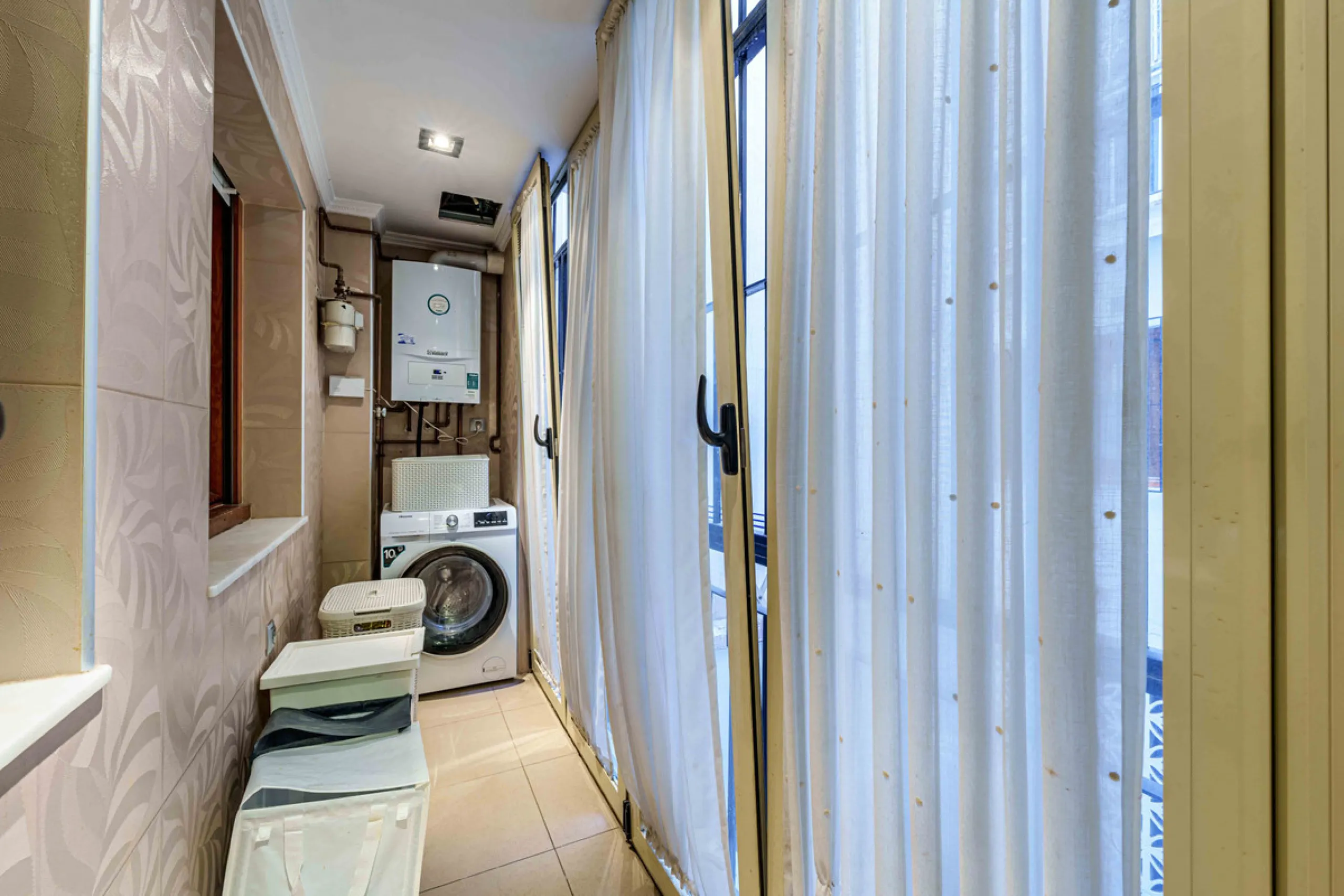 This generously proportioned, newly renovated residence is perfectly positioned in the heart of Malaga's historic centre. Located on the second floor of a five-storey building with an elevator, the property benefits from a desirable west-facing orientatio