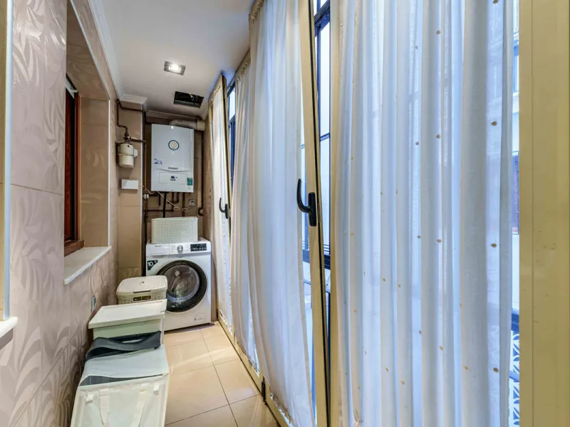 This generously proportioned, newly renovated residence is perfectly positioned in the heart of Malaga's historic centre. Located on the second floor of a five-storey building with an elevator, the property benefits from a desirable west-facing orientatio