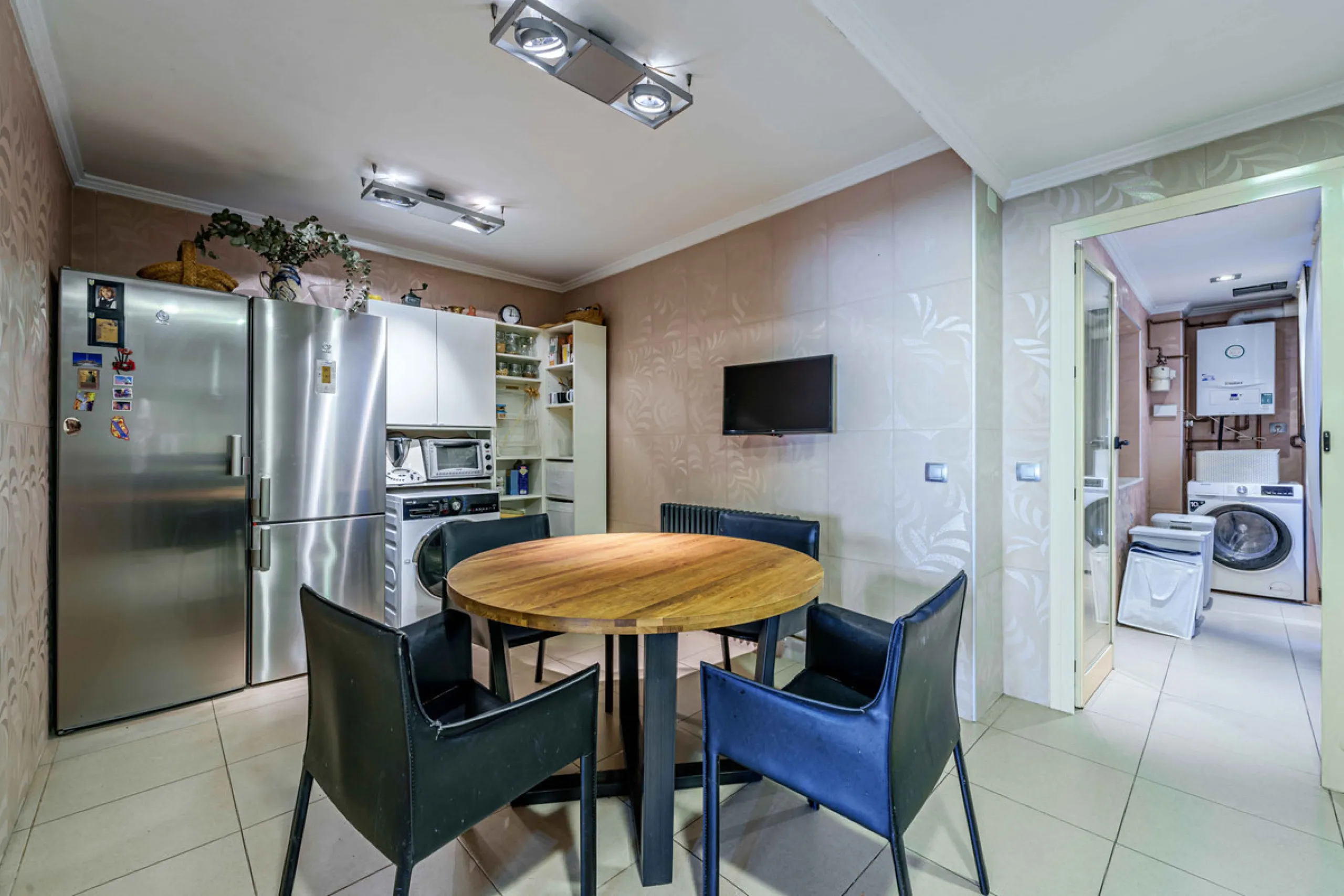 This generously proportioned, newly renovated residence is perfectly positioned in the heart of Malaga's historic centre. Located on the second floor of a five-storey building with an elevator, the property benefits from a desirable west-facing orientatio